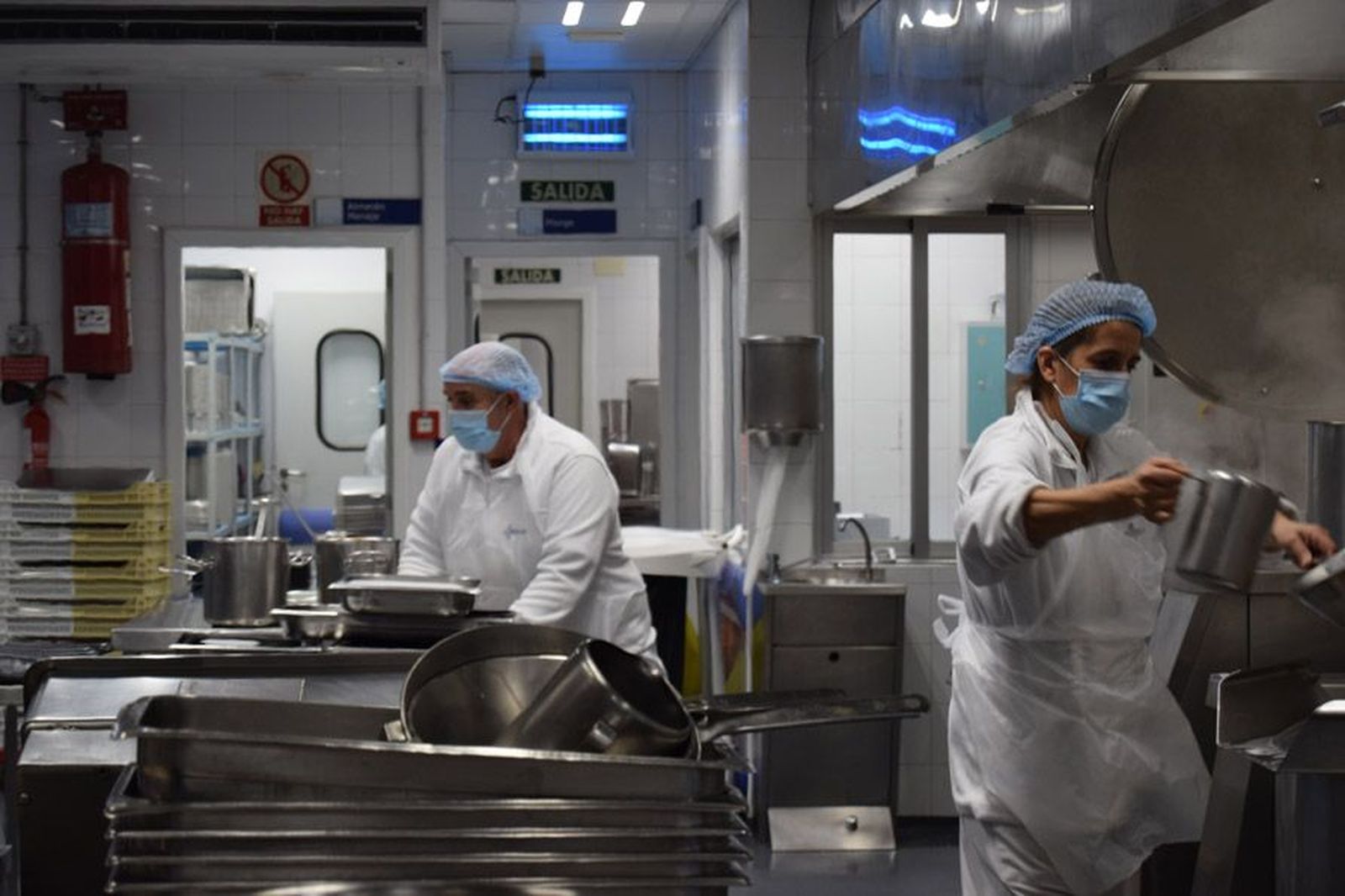 la-delegada-territorial-leticia-garcia-visita-la-cocina-de-linea-fria-del-complejo-asistencial-de-zamora-tras-las-obras-de-mejora-39