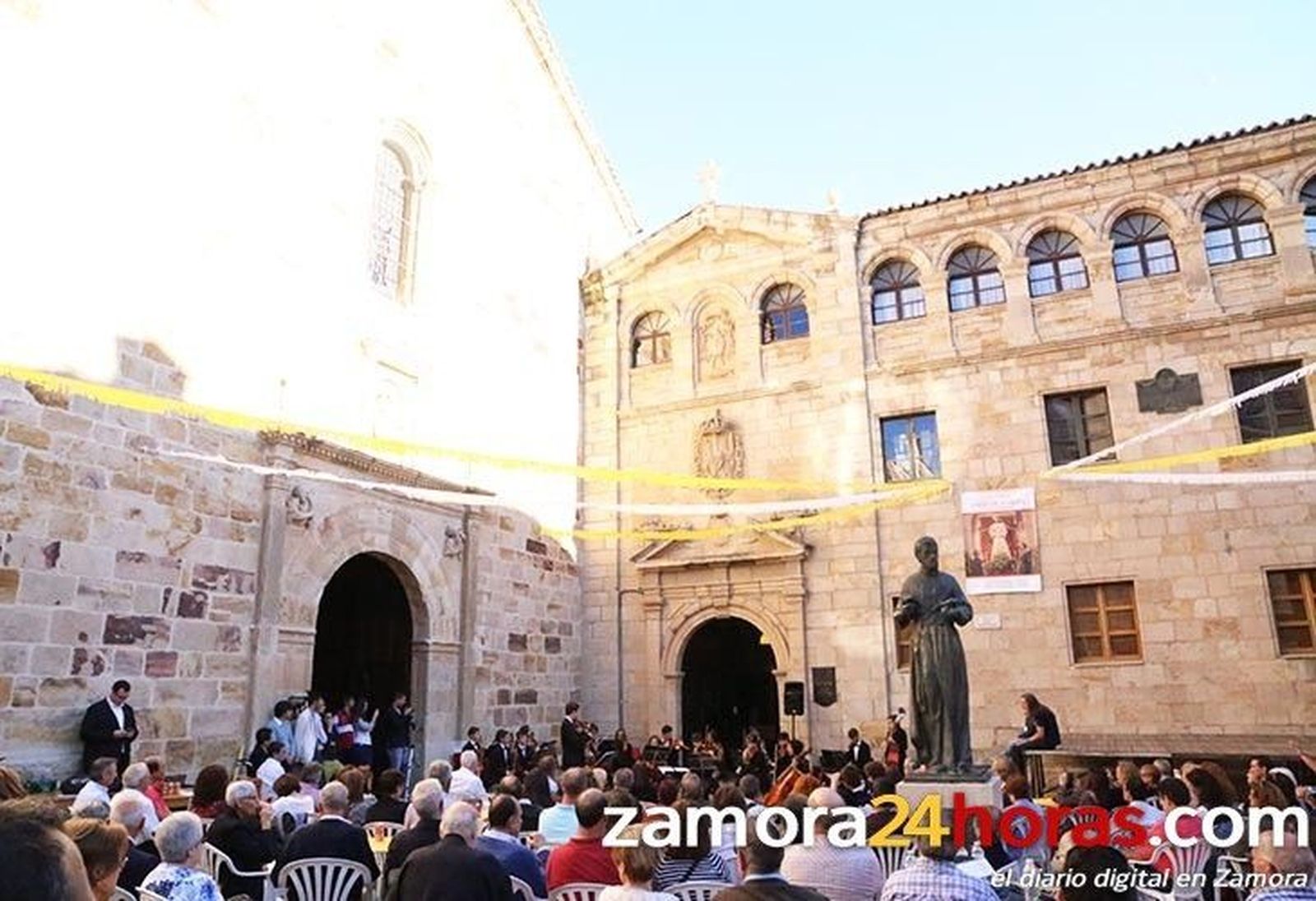 Concierto Joven Orquesta Sinfónica de Zamora en Ia plaza del seminario