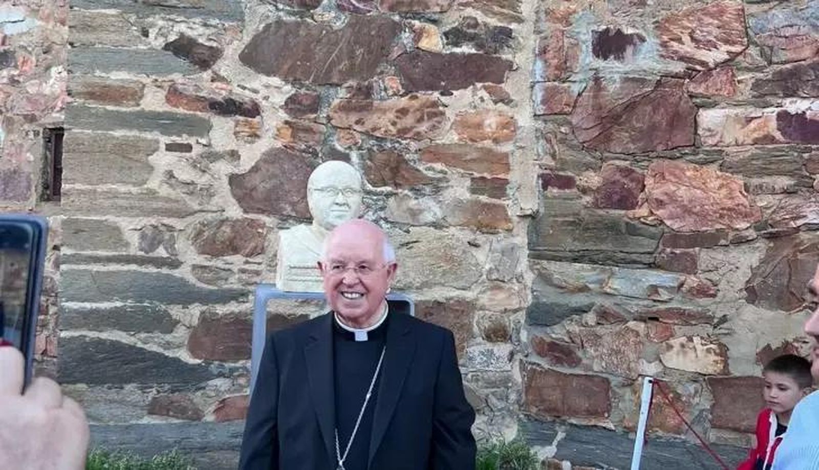 Monseñor Julián Barrio ante el busto erigido en su honor