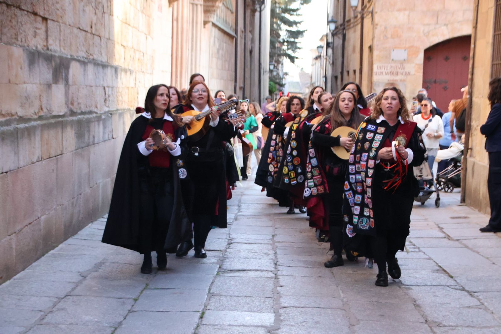 Tunas de toda España cantan al son de la historia por las calles de Salamanca