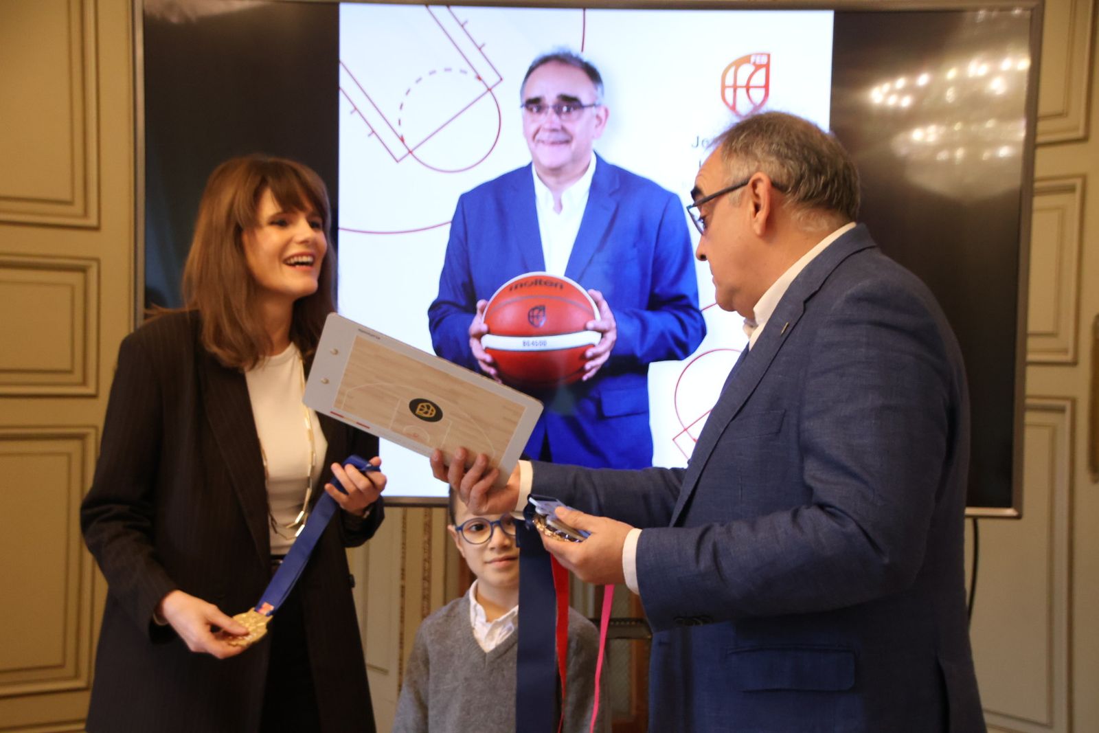 La concejala de Deportes, Almudena Parres, recibe al entrenador de baloncesto José Ignacio Hernández