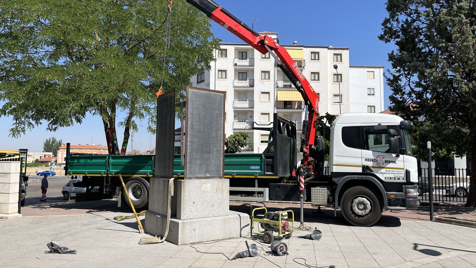 Trabajos para trasladar la escultura de Juan Francisco Pro
