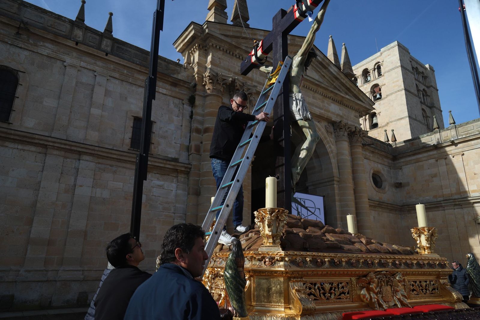 GALERÍA | Colocación del Cristo de las Injurias en su mesa procesional
