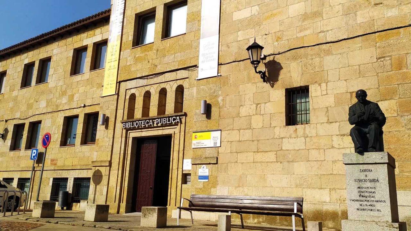 Fachada de la Biblioteca Pública de Zamora. Archivo.