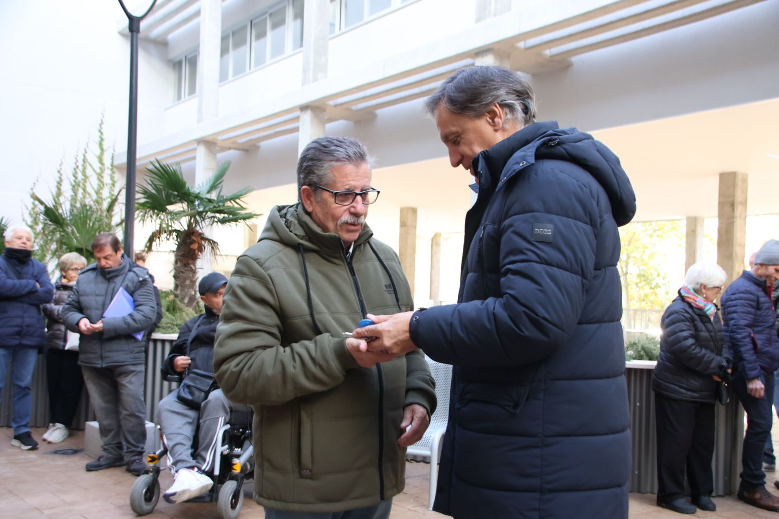 El alcalde de Salamanca, Carlos García Carbayo, entrega las llaves de la nueva promoción de viviendas protegidas en alquiler en Capuchinos