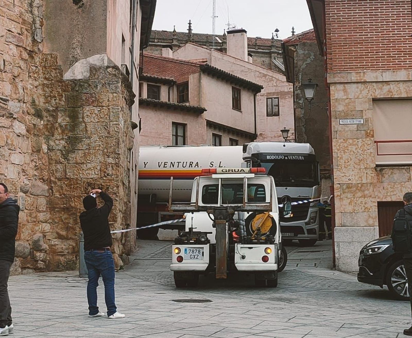 Camión atascado en la calle Tentenecio