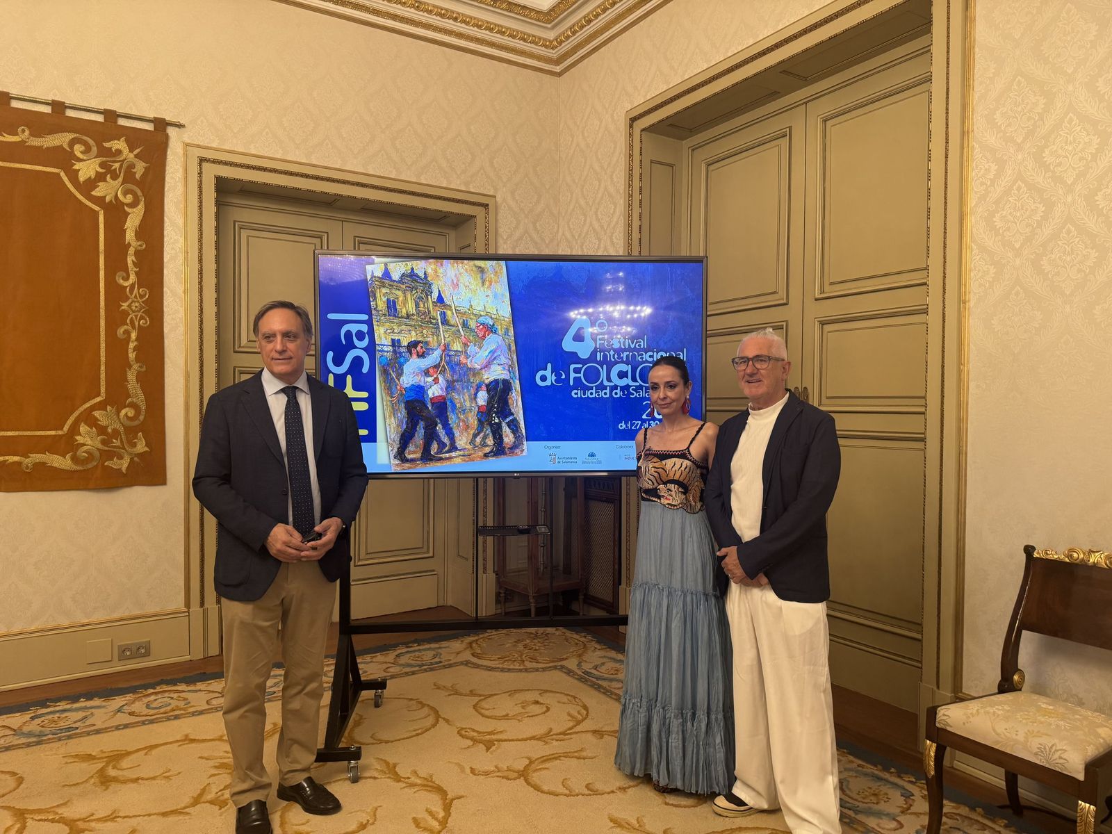 El alcalde de Salamanca, Carlos García Carbayo, presenta la cuarta edición del Festival Internacional de Folclore Ciudad de Salamanca.