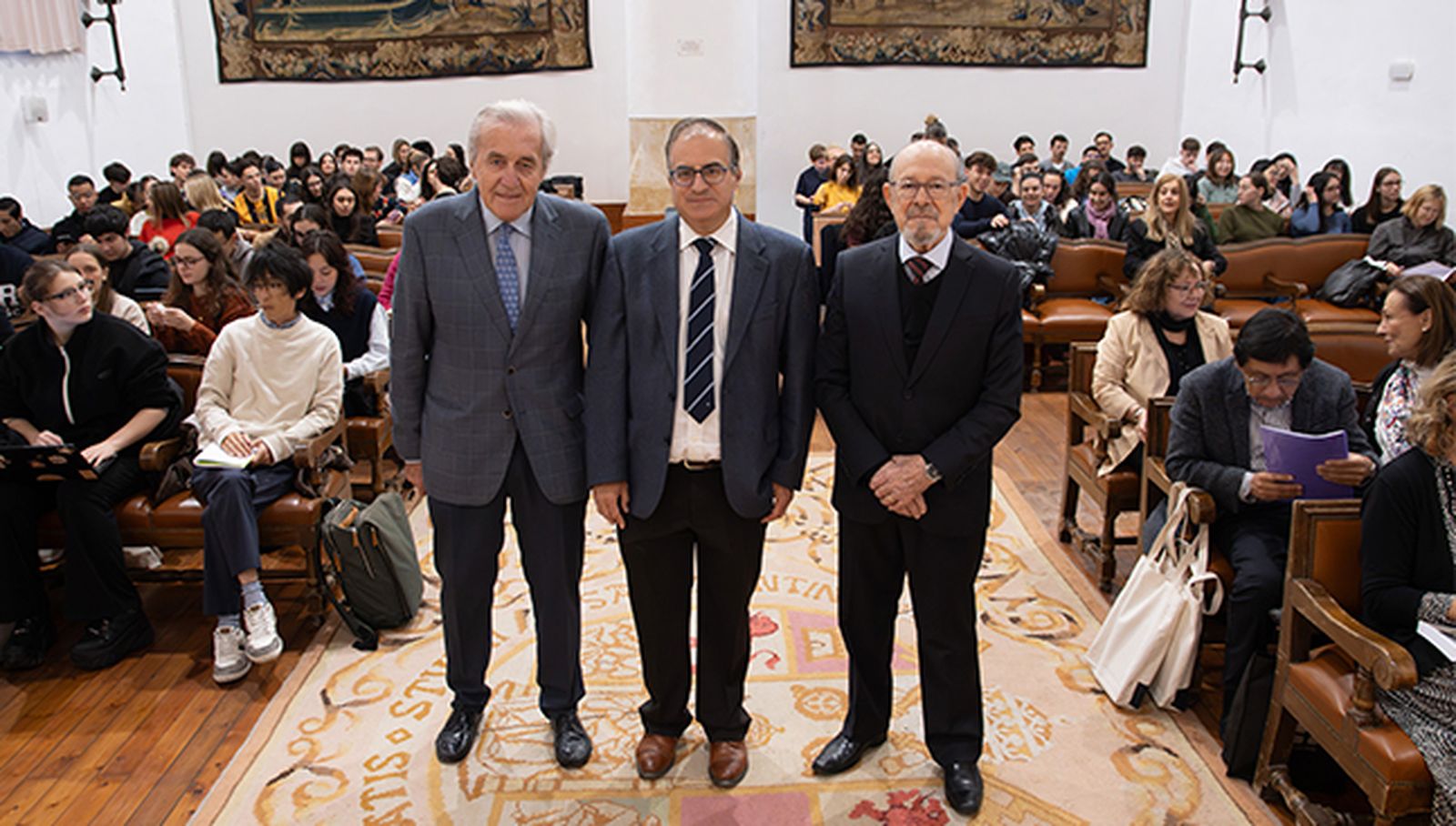 Salomón Lerner, expresidente de la Comisión de la Verdad y Reconciliación de Perú, analiza las violaciones de derechos humanos en una conferencia en la Universidad de Salamanca