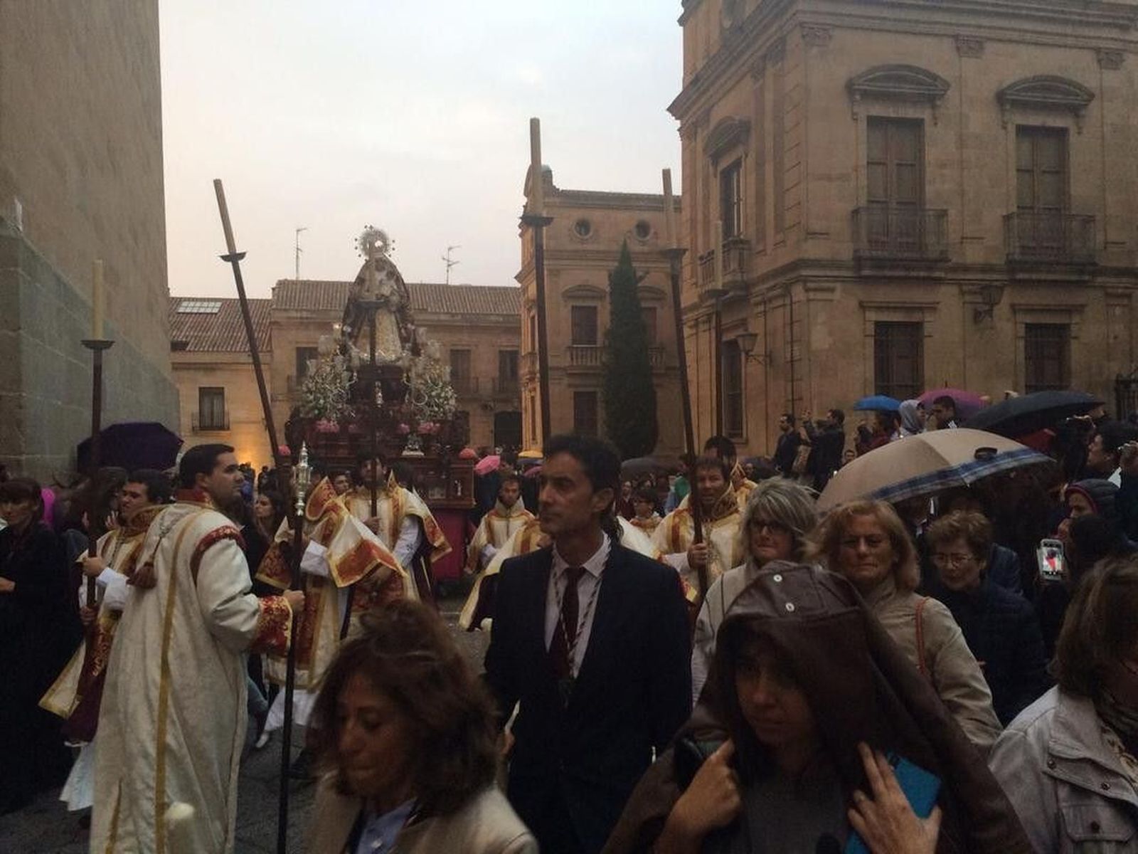 Otro año más, la lluvia vuelve a deslucir la procesión de la Virgen del Rosario