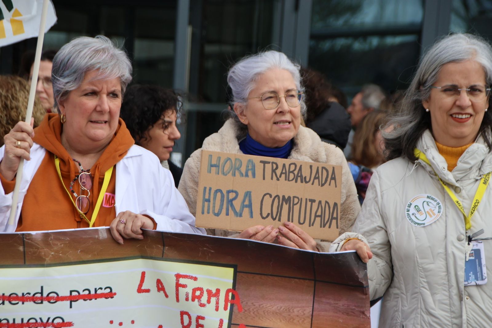 Los médicos de Salamanca se manifiestas a las puertas del hospital