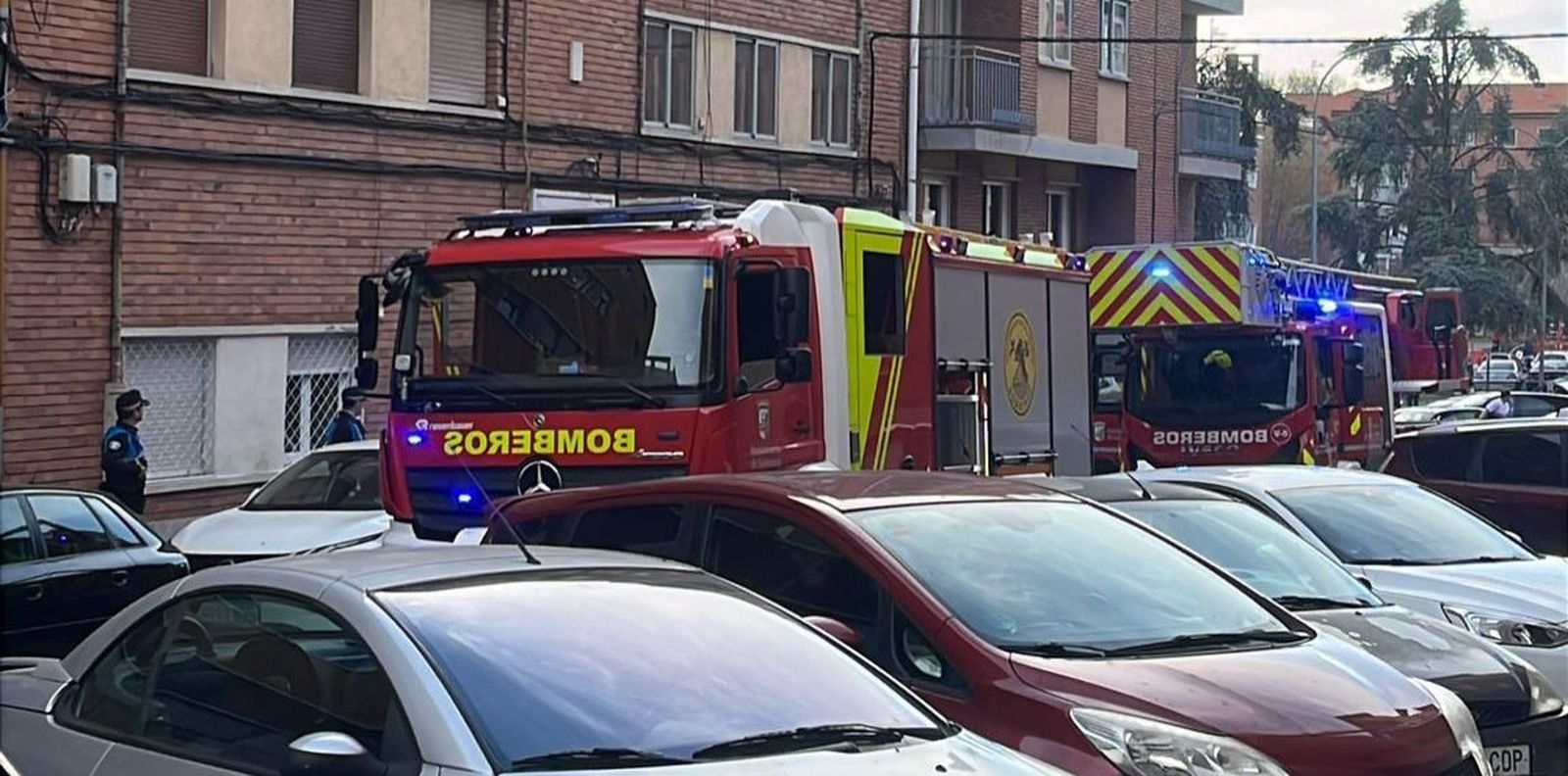 Fuego en la calle Villares con los bomberos de Salamanca y la Policía Local