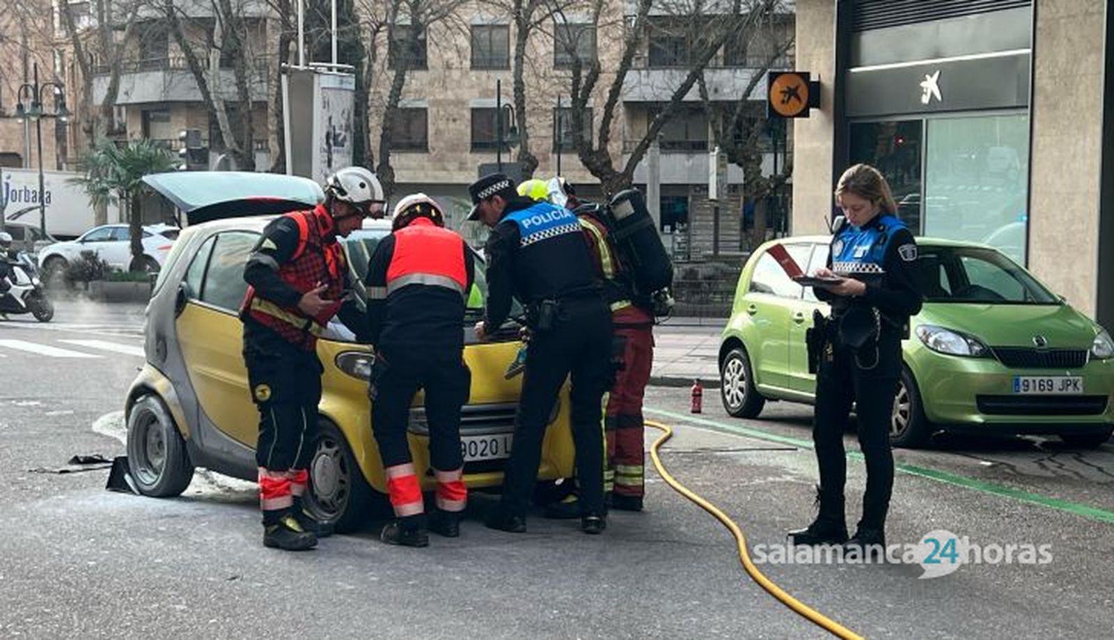 Un vehículo echa a arder en la calle Wences Moreno 