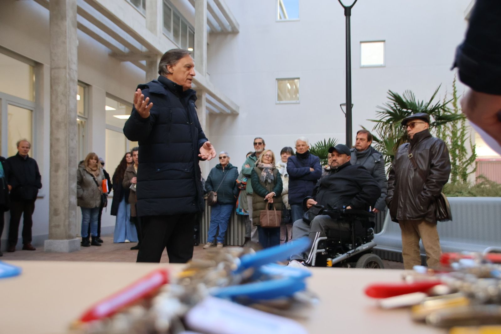 El alcalde de Salamanca, Carlos García Carbayo, entrega las llaves de la nueva promoción de viviendas protegidas en alquiler en Capuchinos