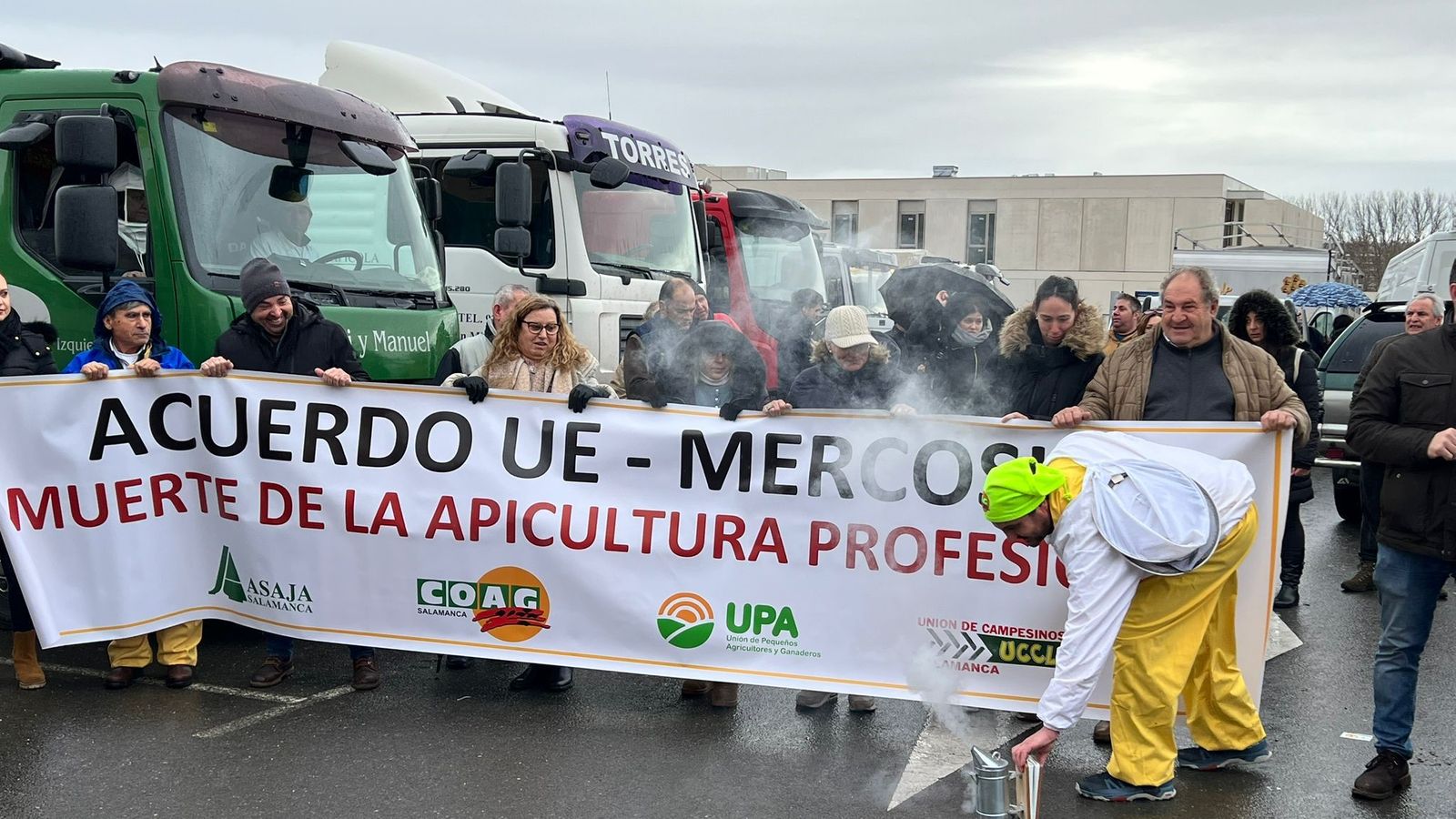 Manifestación apicultores Mercosur  en el parking de Las Bernardas