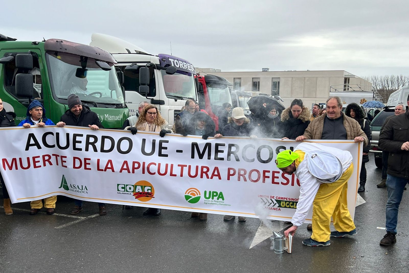 Manifestación apicultores Mercosur (2).jpg