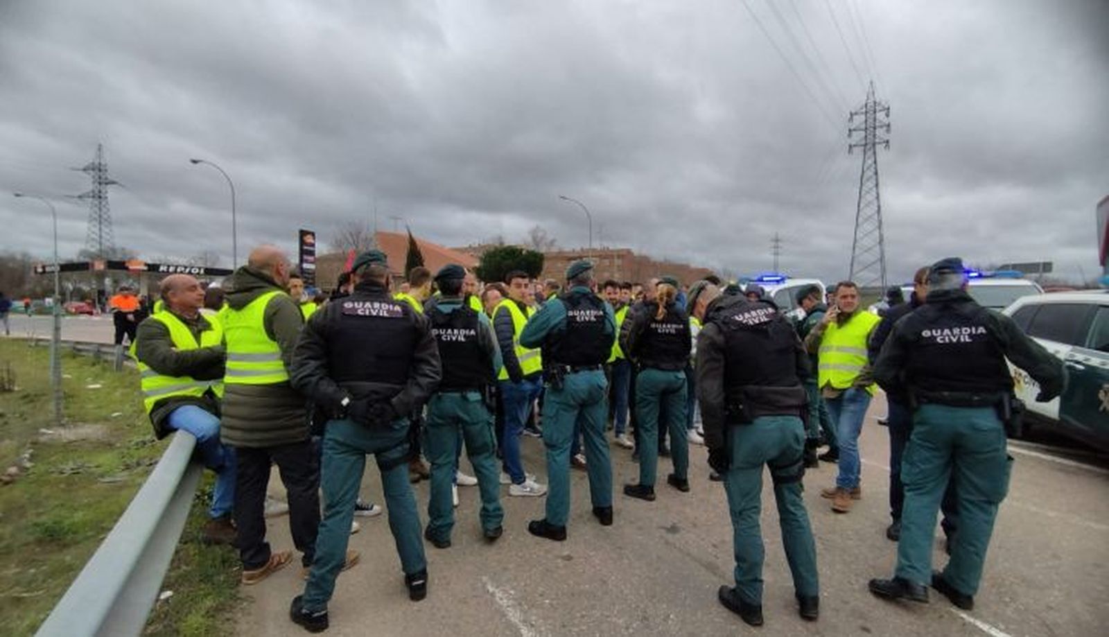 Guardia Civil intenta impedir el paso a los tractoristas en la rotonda de Buenos Aires. Foto: Andrea M.