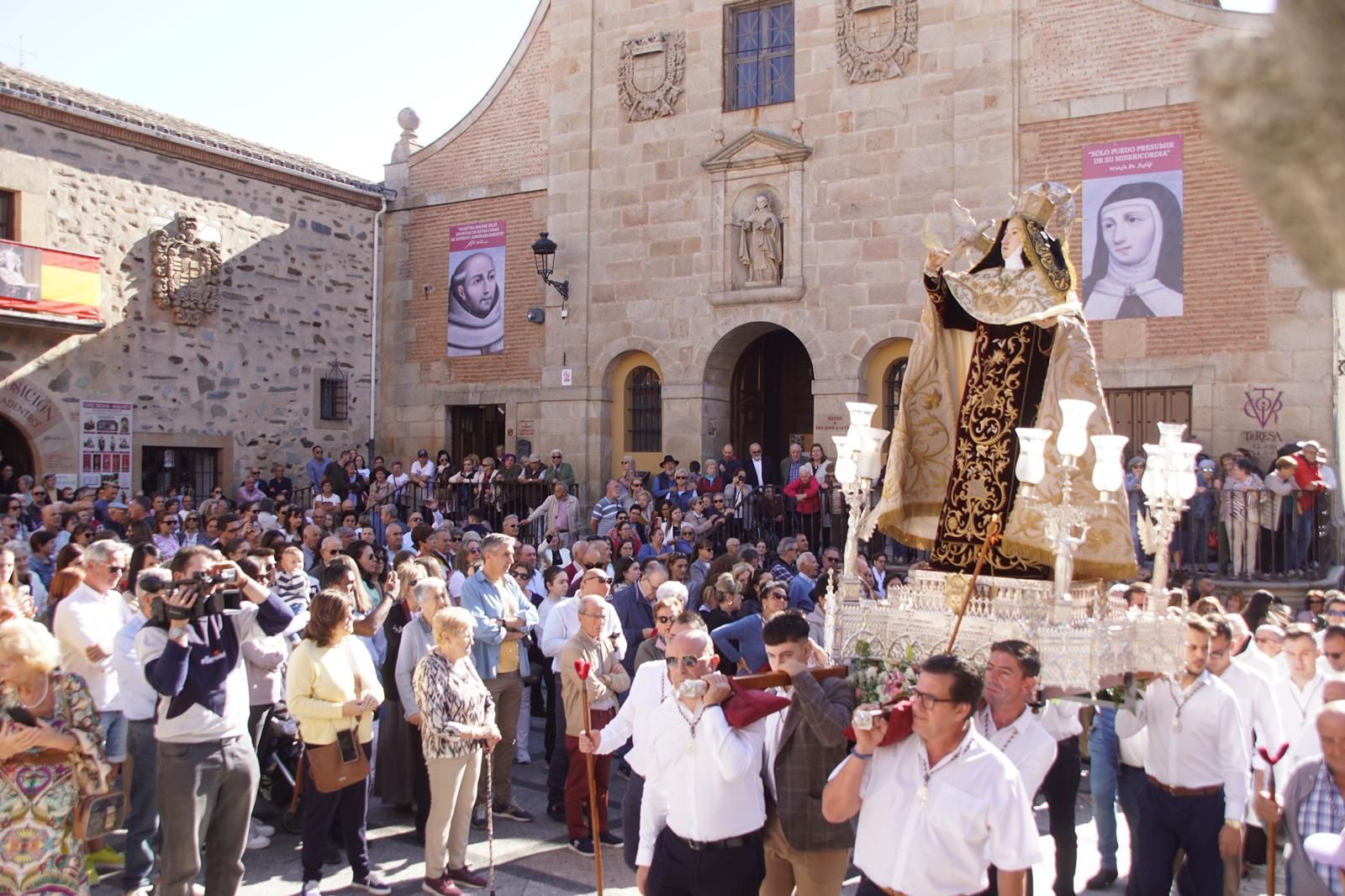 Salida procesión Santa Teresa en Alba de Tormes  (28).jpeg