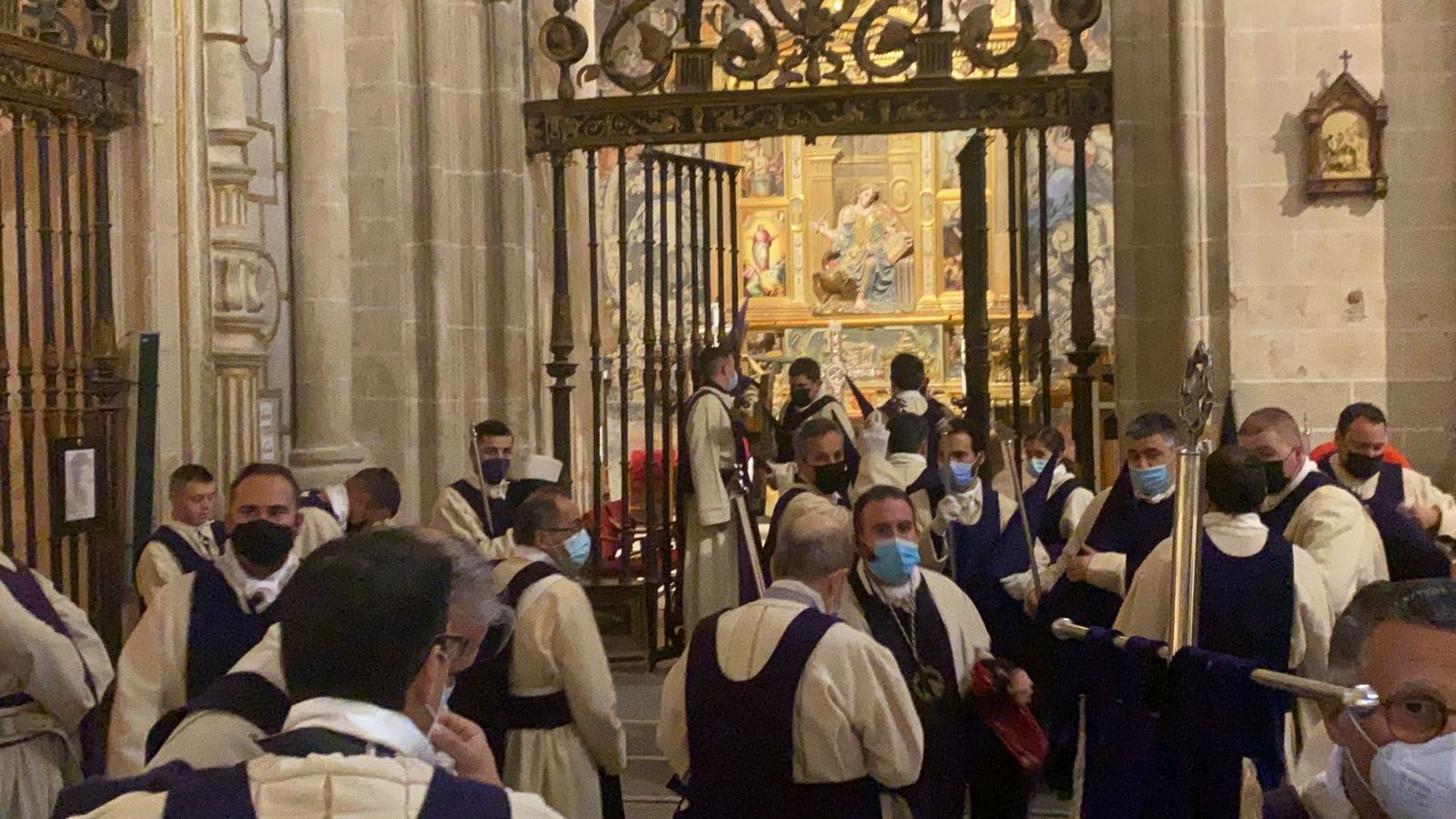Los cofrades del Vía Crucis a la espera de salir