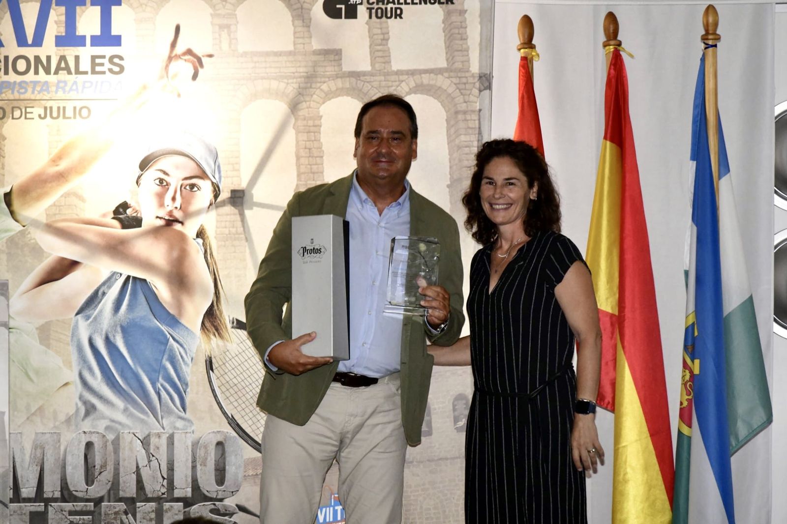 Jorge Recio recibiendo el galardón