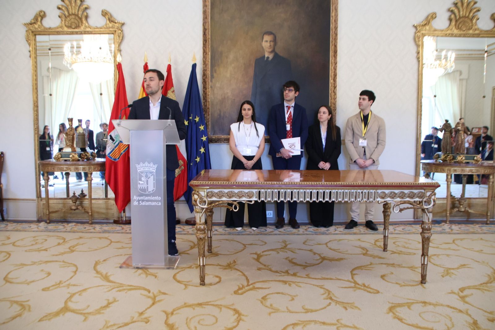 El concejal de Cultura y Turismo, Ángel Fernández, recibe a representantes de la asociación de ciencia política ASCIPO