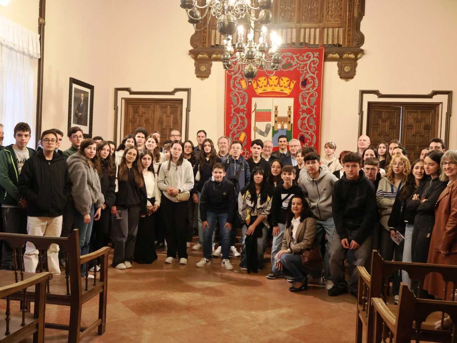 El alcalde da la bienvenida a la ciudad a los alumnos y alumnas de ESO de un instituto de Macedo de Cavaleiros