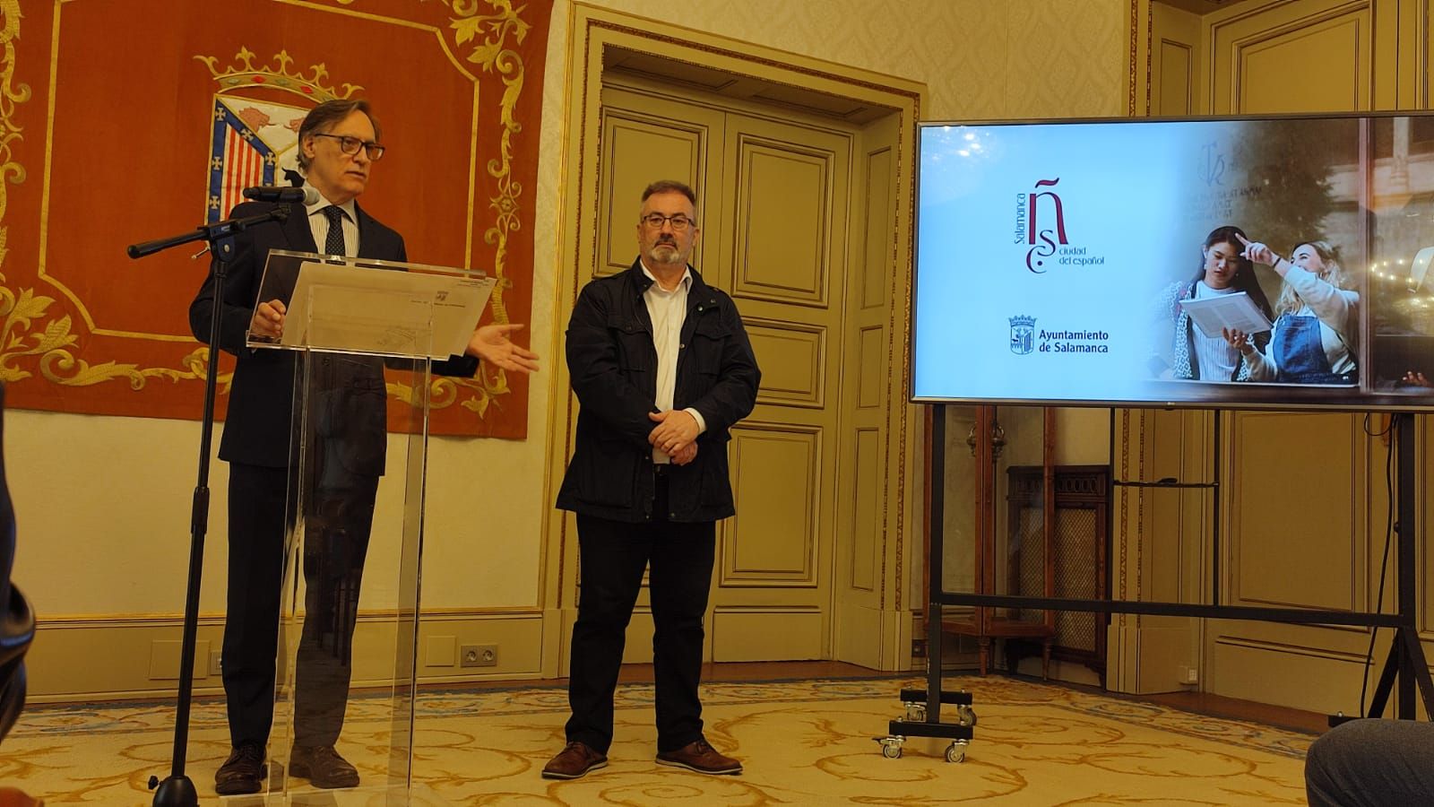 El alcalde de Salamanca, Carlos García Carbayo y Miguel Ángel Benito, presidente de la Asociación de Escuelas de Español de Castilla y León