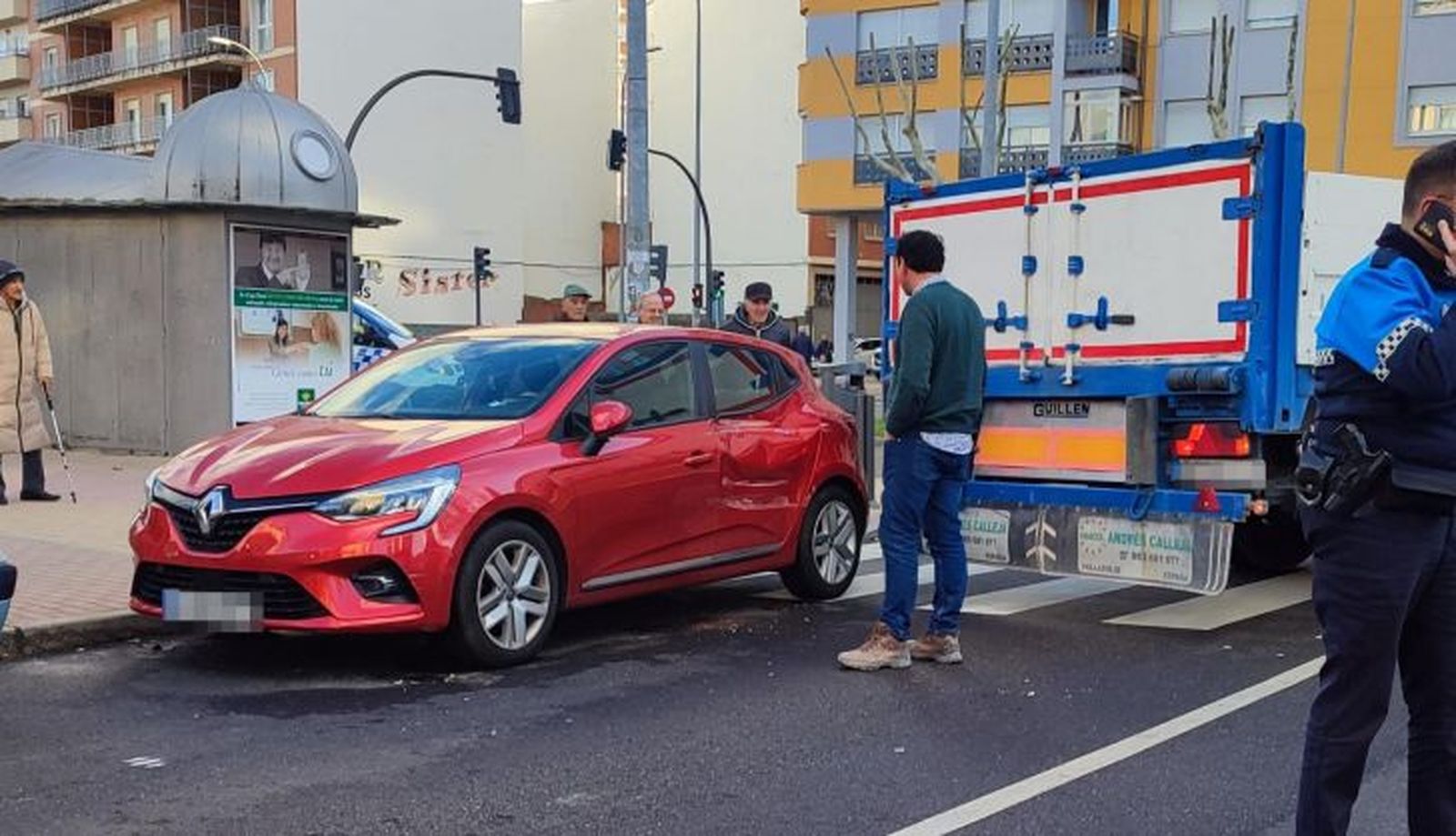 El camión 'libra' el coche. El camión 'libra' el coche.