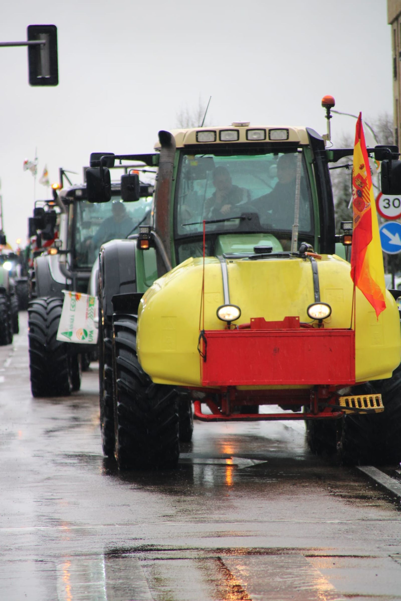 En imágenes la marcha con tractores y vehículos de campo en Salamanca en protesta contra Mercosur