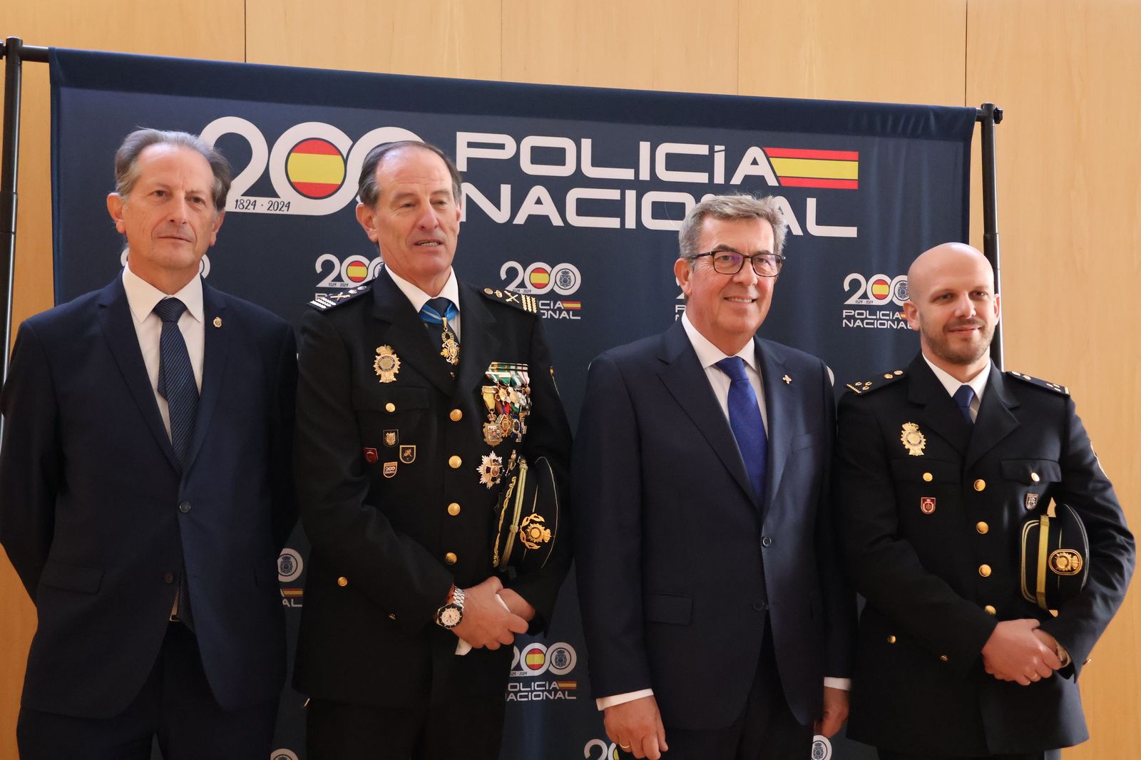 Ceremonia de imposición de condecoraciones a miembros de la Policía Nacional en honor a los Santos Ángeles Custodios