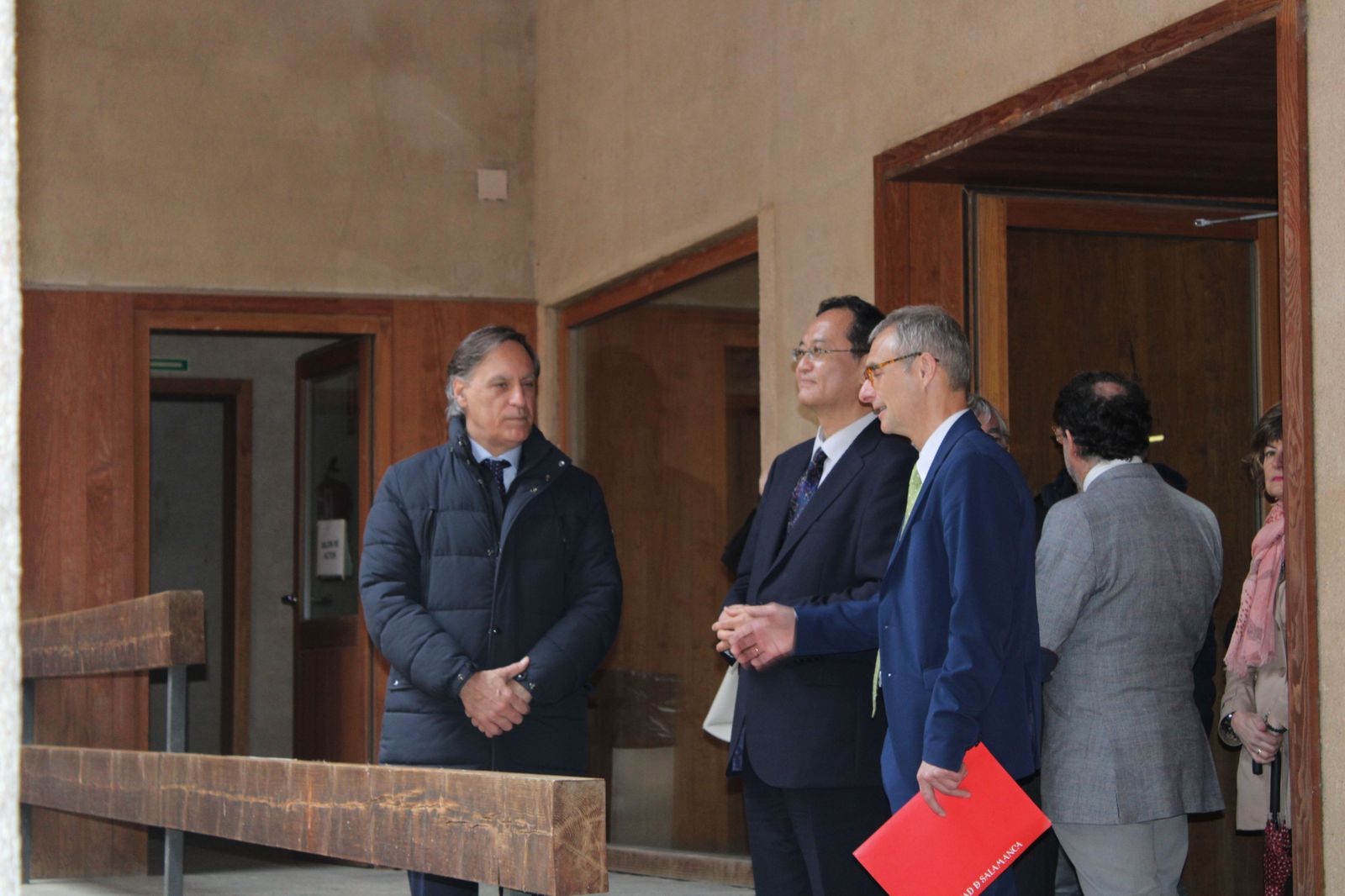 el-embajador-de-japon-nakamae-takahiro-el-alcalde-carlos-garcia-carbayo-y-el-rector-de-la-usal-fotos-s24h-2