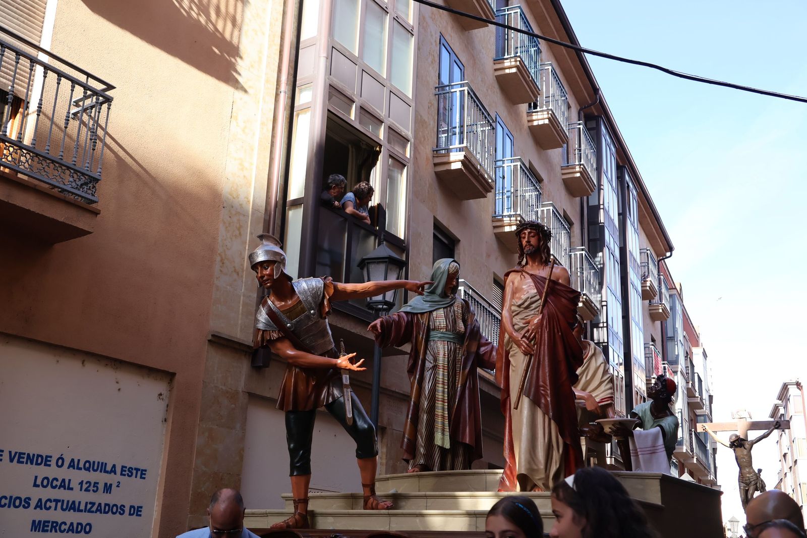La Exaltación de la Cruz procesiona por las calles de Zamora rumbo a la carpa de San Bernabé