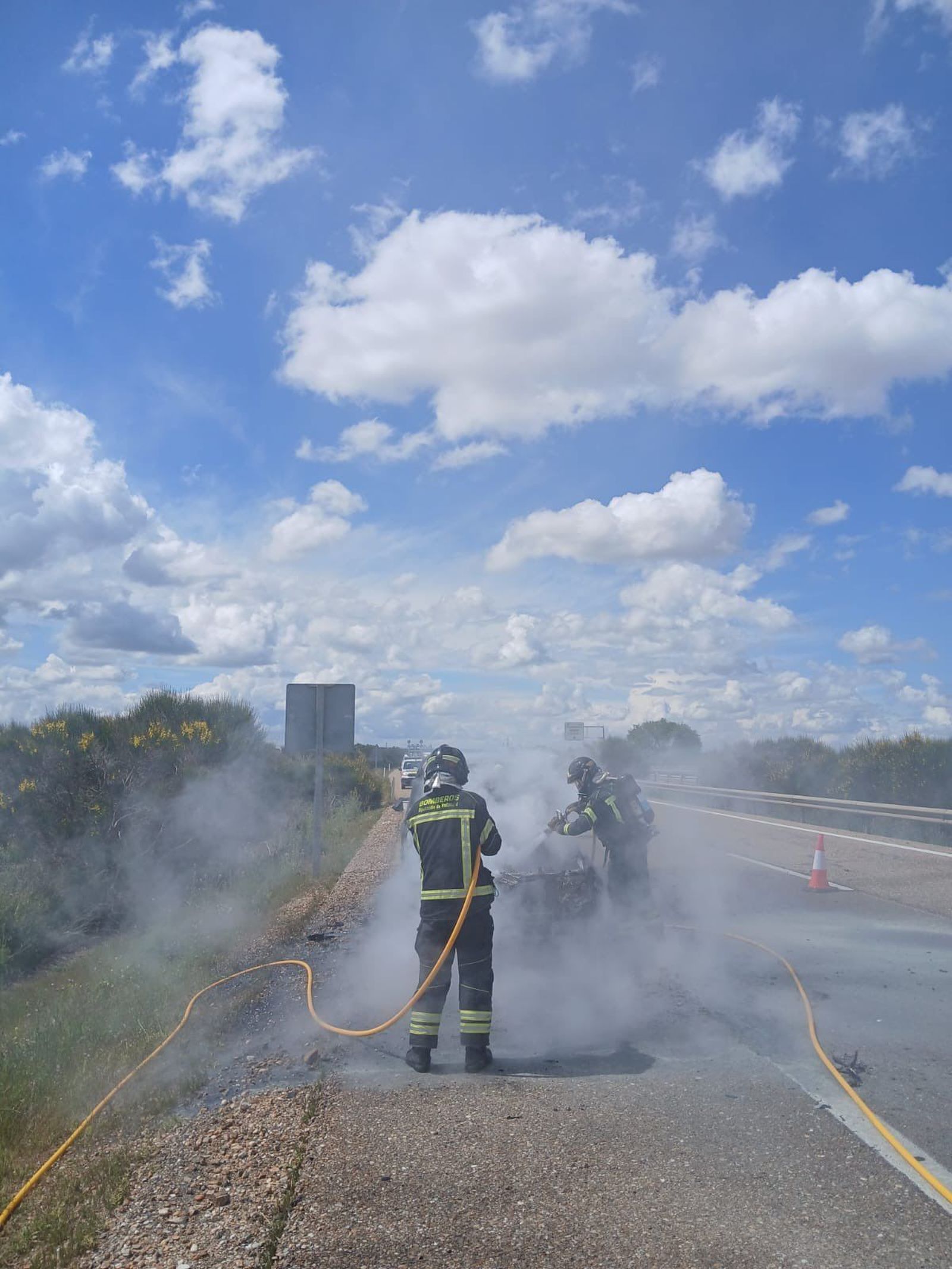 Incendio de un coche en la A 6 en Cotanes. Foto bomberos de Valladolid