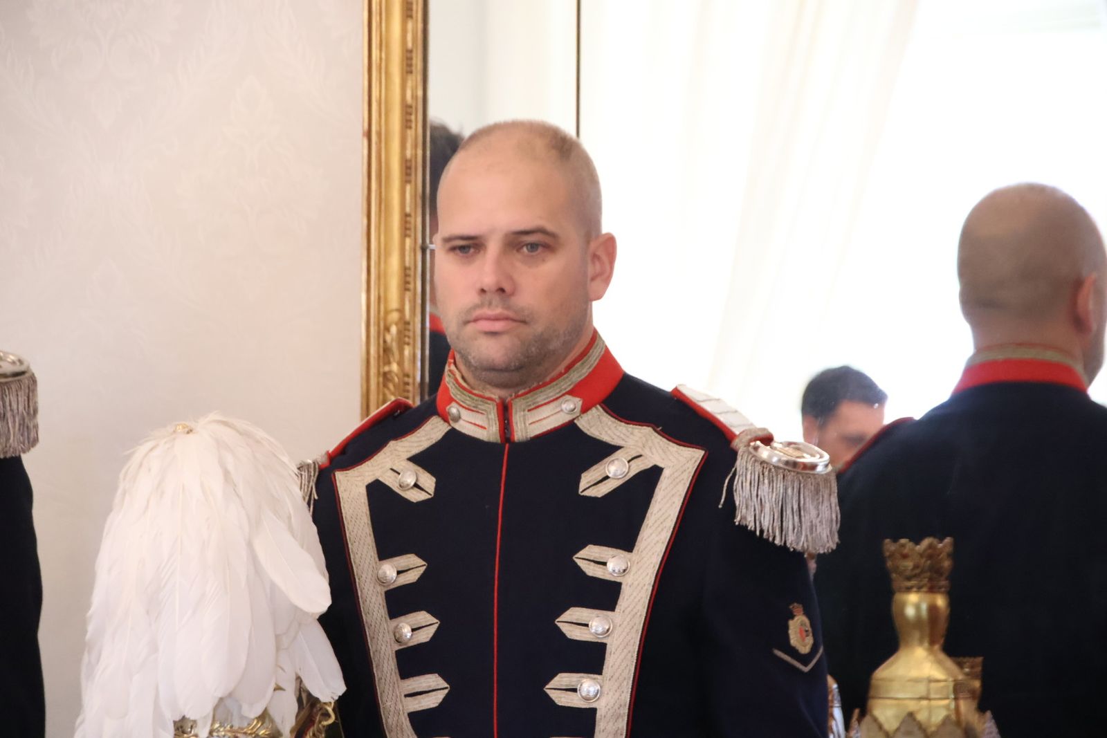 El alcalde de Salamanca, Carlos García Carbayo, recibe miembros y antiguos  miembros de la Escolta de Gran Gala de la Policía Local