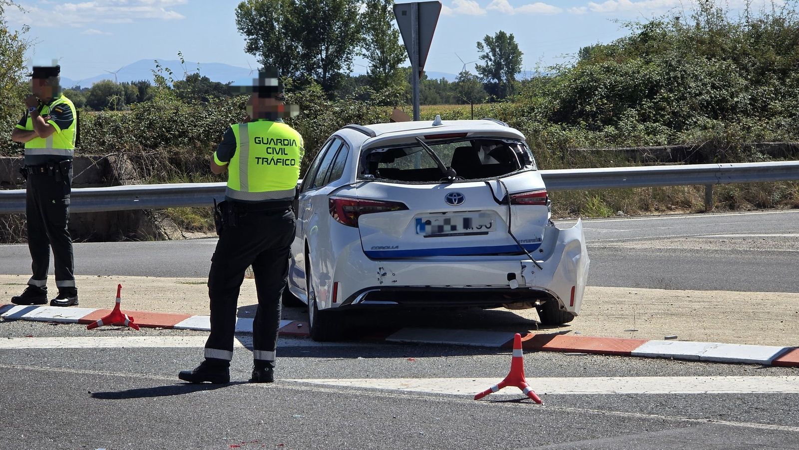 Colisión de un coche y un bus de Avanza en Machacón
