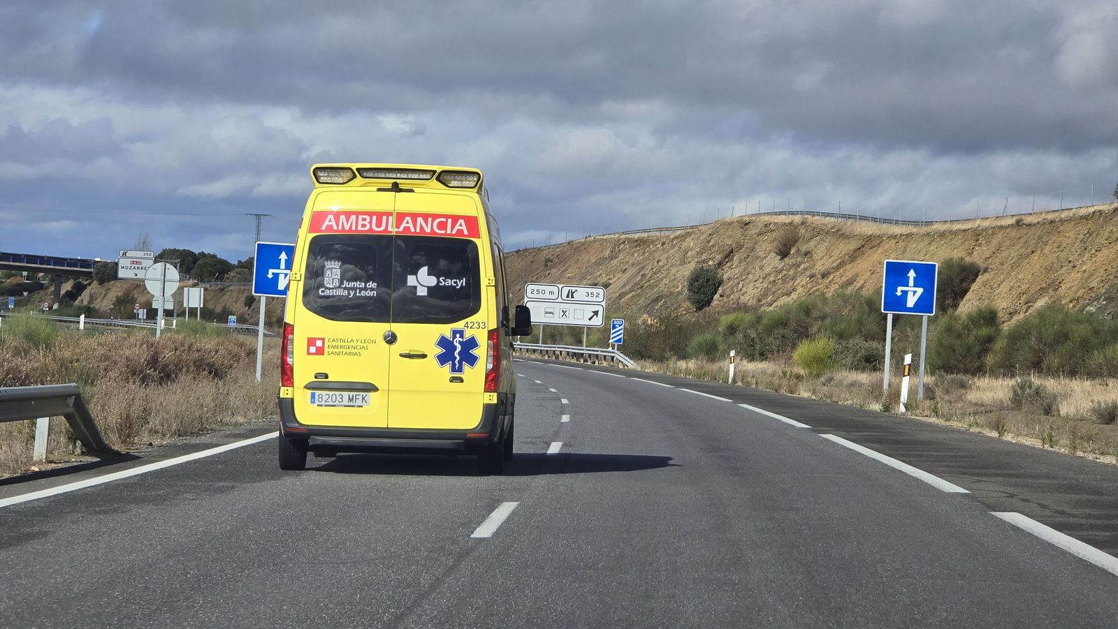 Ambulancia en la A66 a la altura de Mozárbez en una foto de archivo.