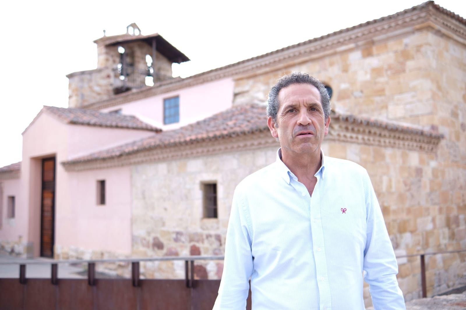 Antonio Pedrero frente a la Iglesia de San Frontis