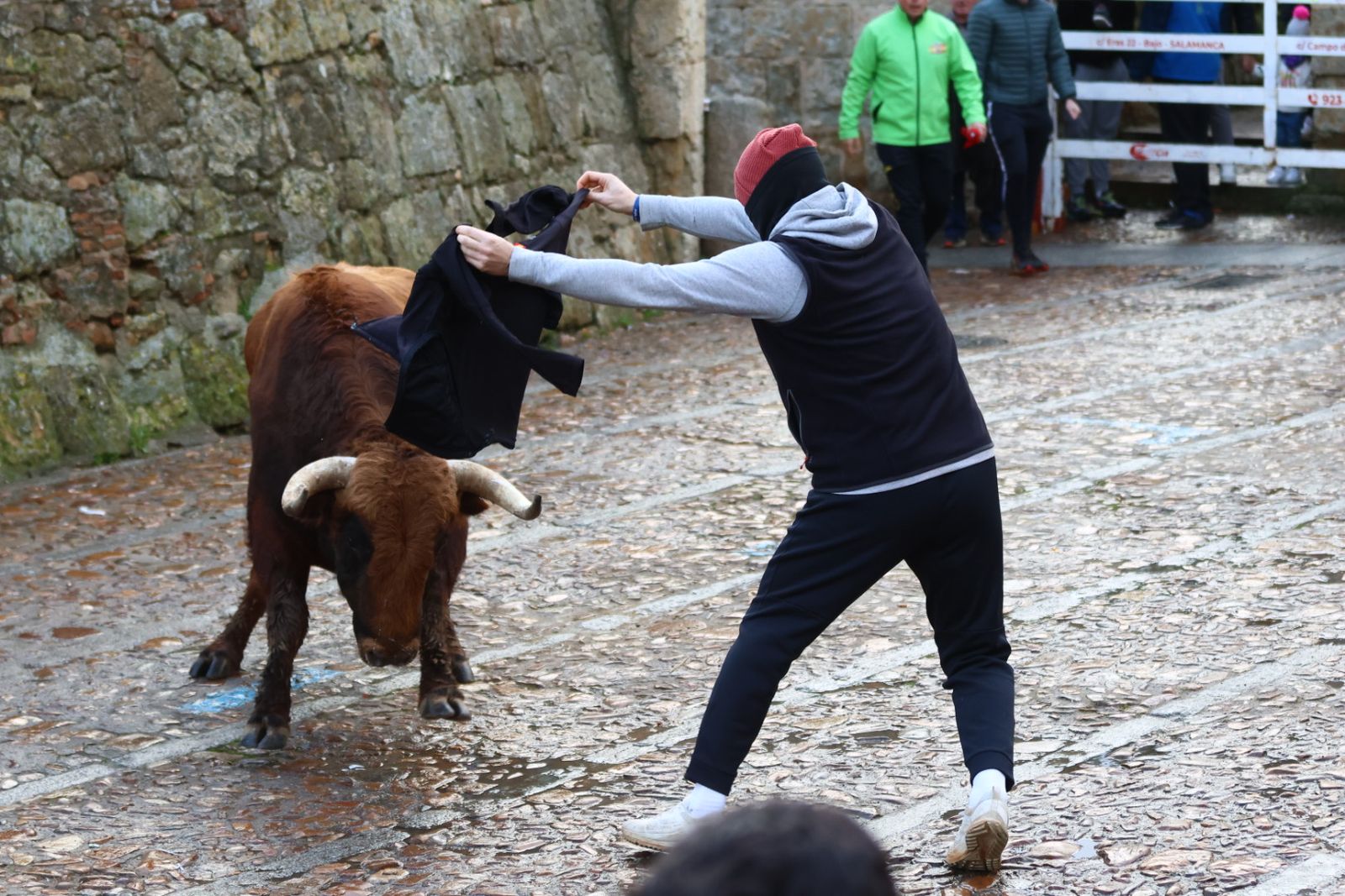 Toro del aguardiente en la mañana de martes del Carnaval del Toro 2026