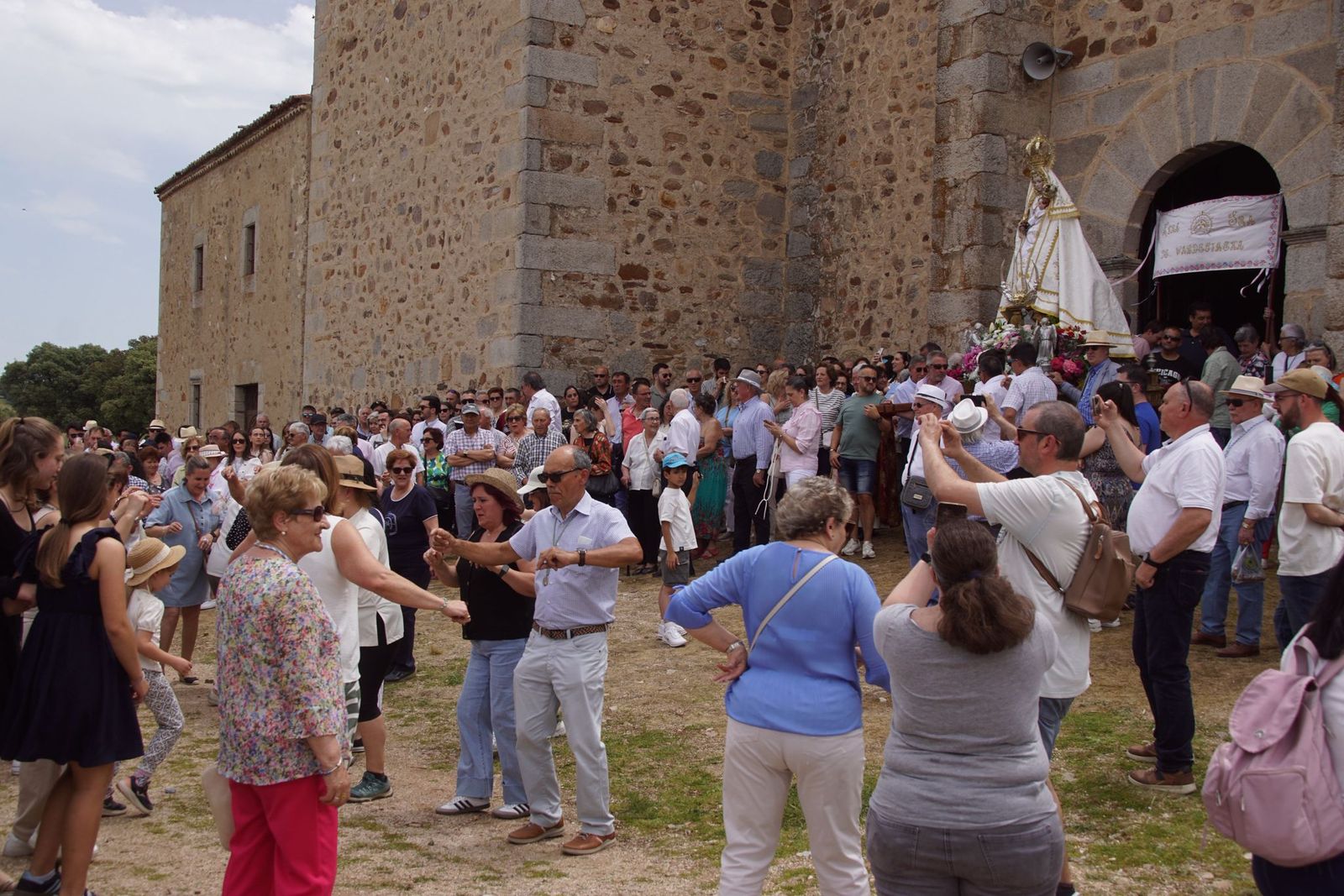 Valdejimena sale a los campos en su romería para honrar a su patrona