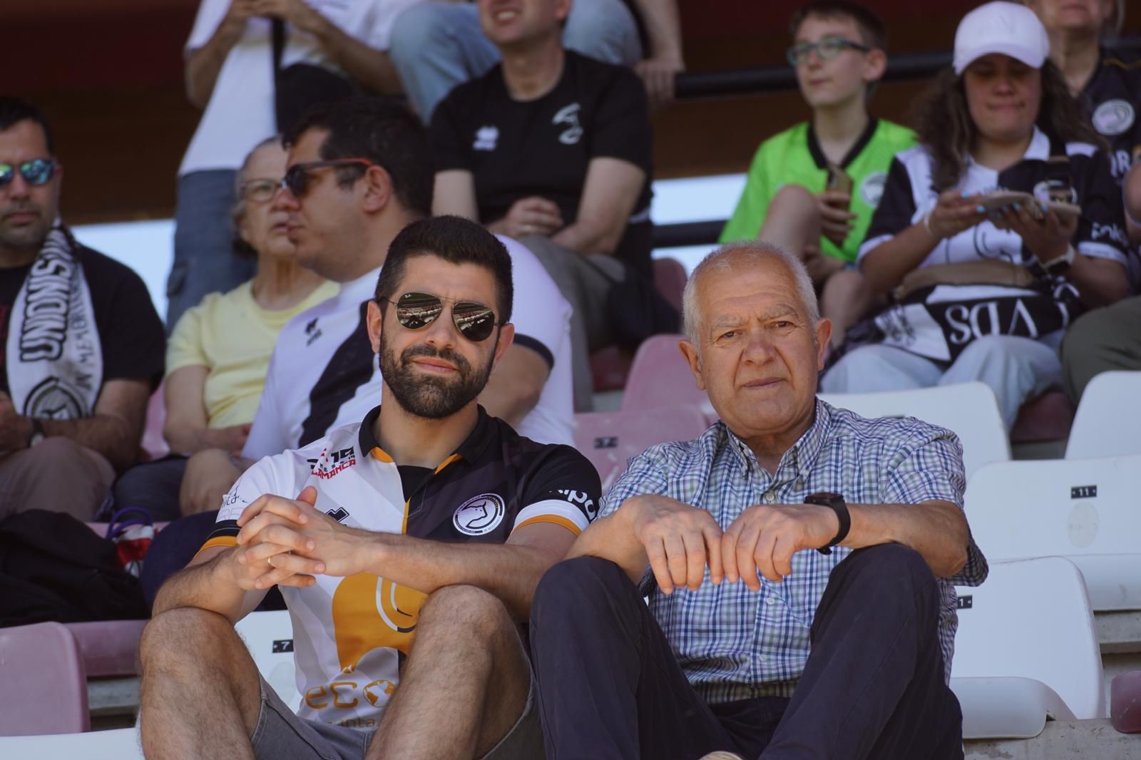 Gran ambiente en la grada para ver el partido entre Zamora - Unionistas en el Estadio Ruta de la Plata