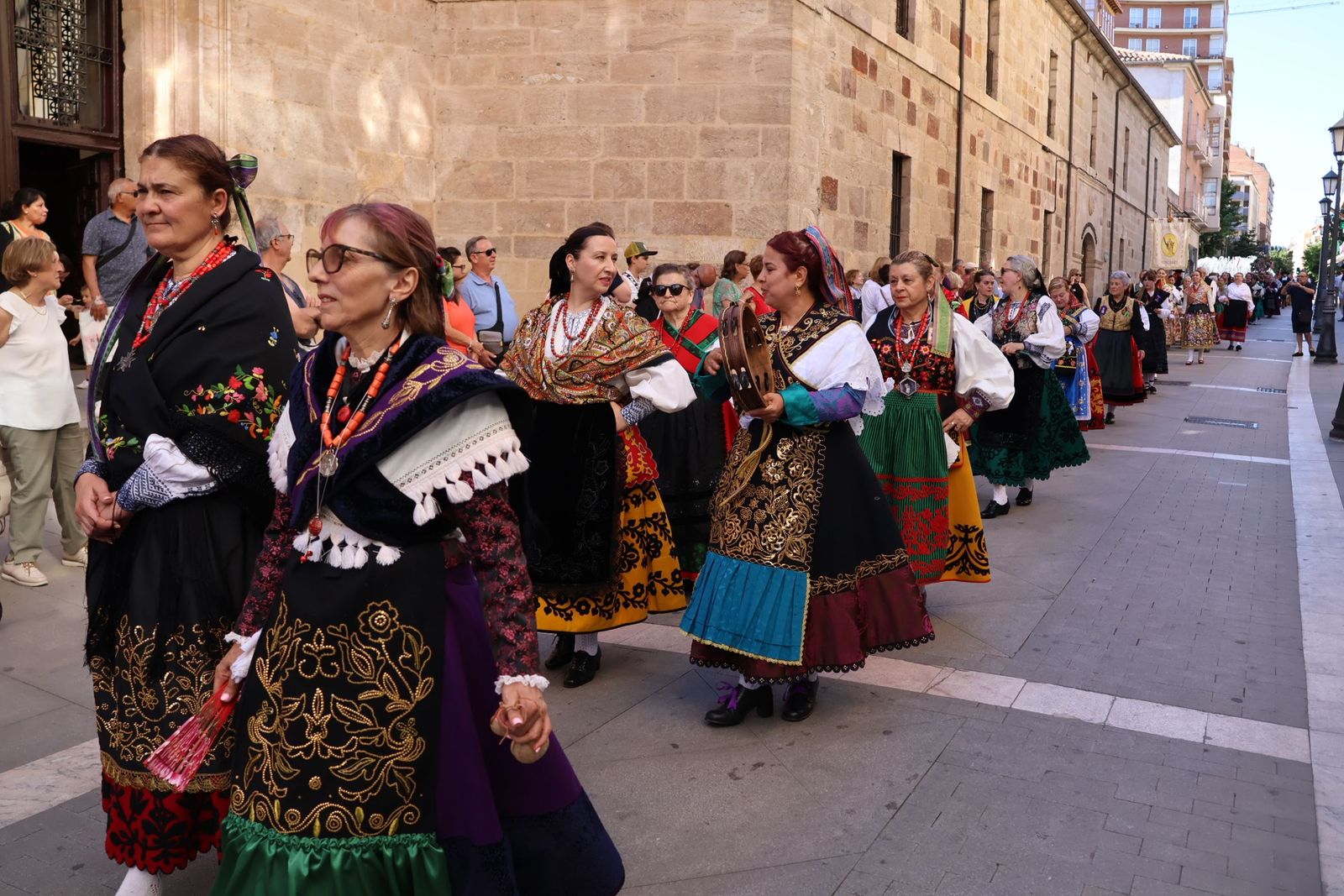 Desfile de indumentaria tradicional de Zamora