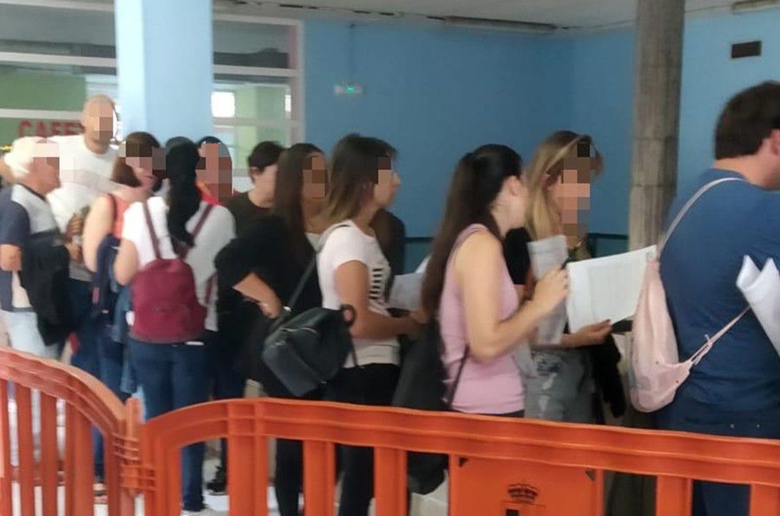 Colas inscripción natación 2