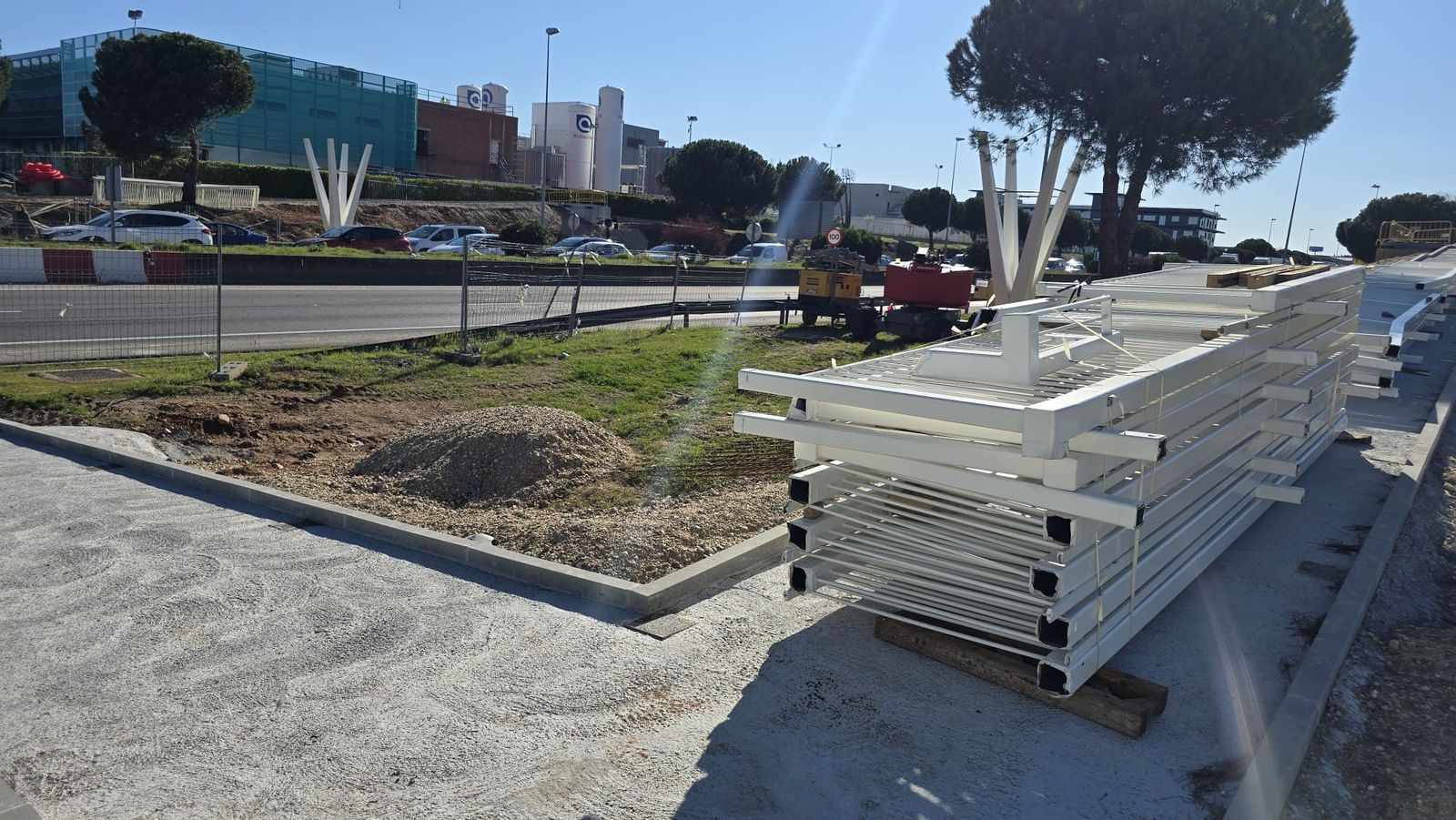 Montaje pasarela peatonal entre los polígonos El Montalvo, en Carbajosa  (2).jpg