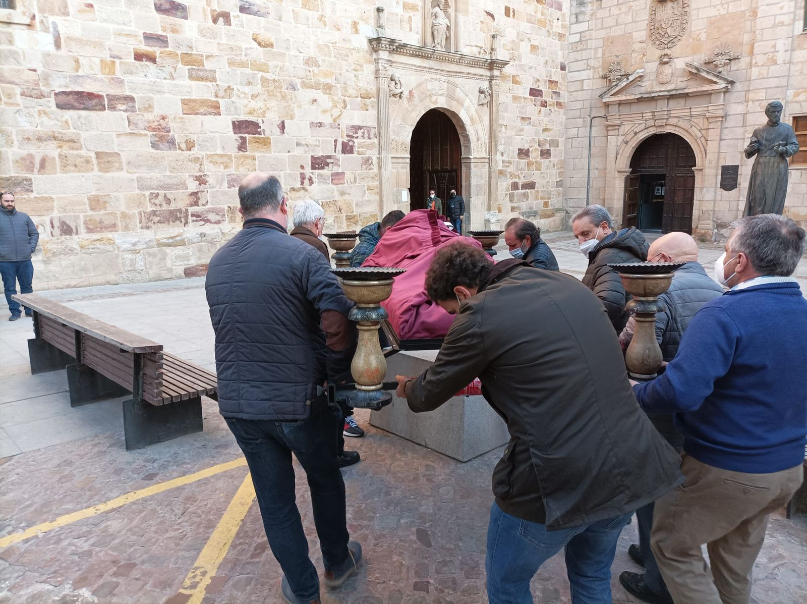 Los directivos del Yacente trasladan el Cristo