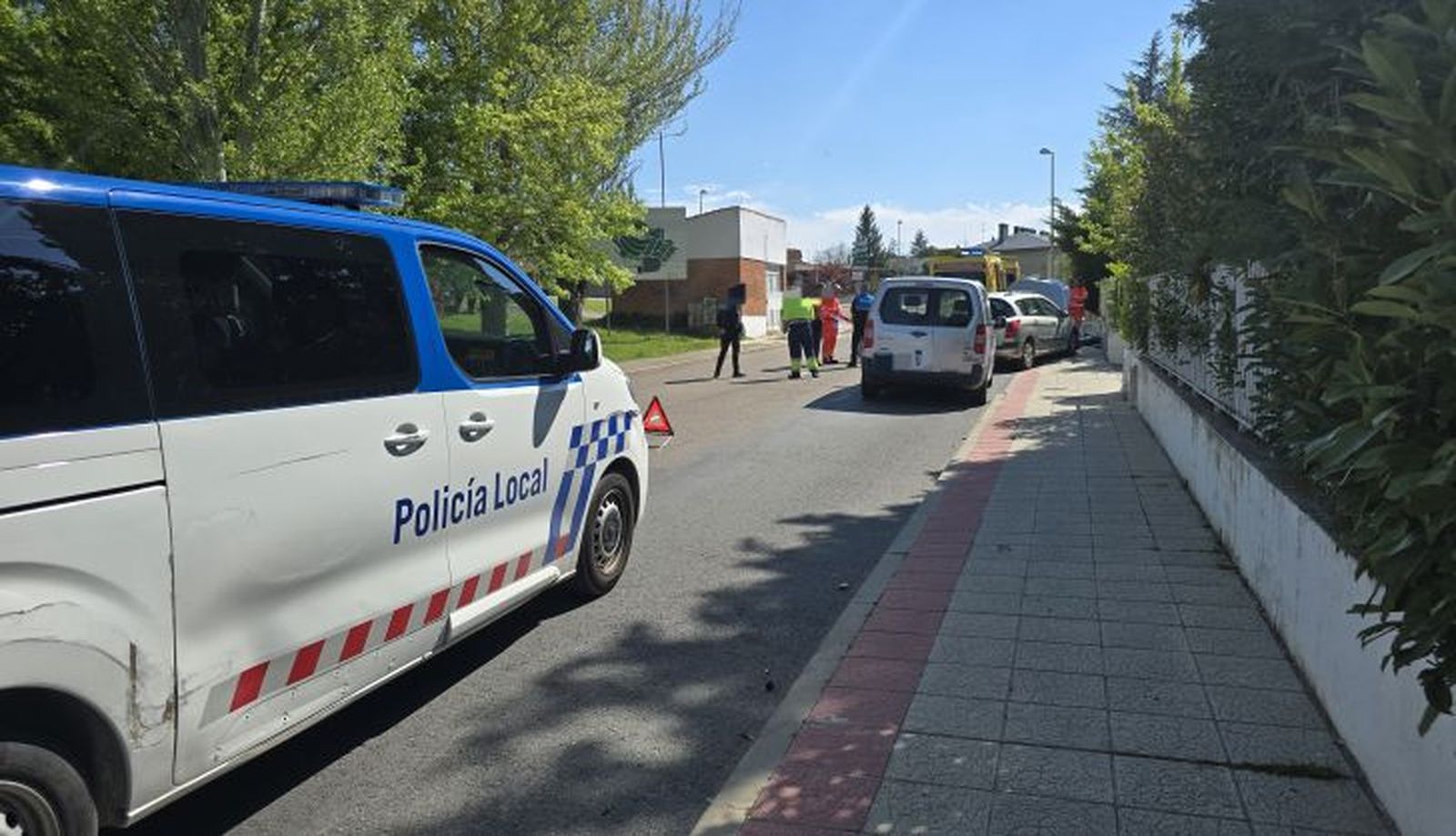 Un turismo choca contra una farola en Valdelagua con la presencia de la Policía Local de Santa Marta y una ambulancia