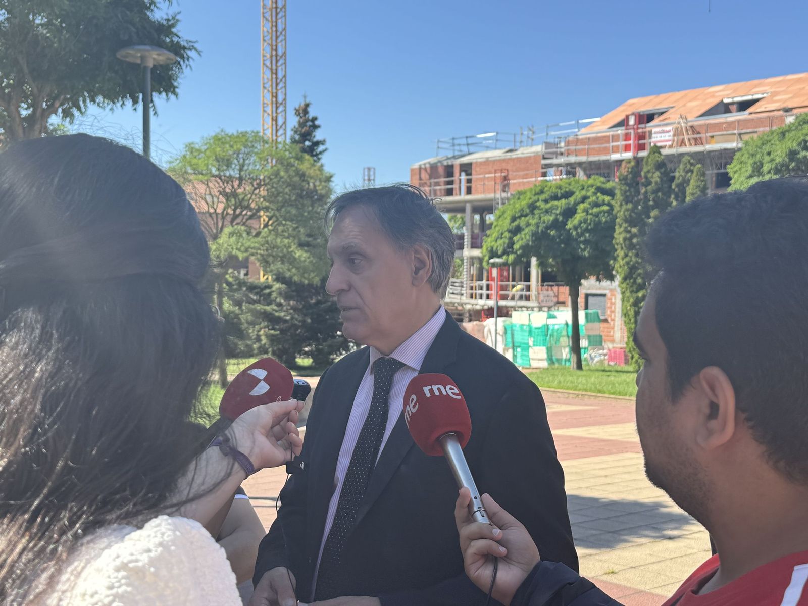 El alcalde de Salamanca, Carlos García Carbayo, visita las obras de construcción de 55 viviendas protegidas de alquiler en el barrio de Pizarrales