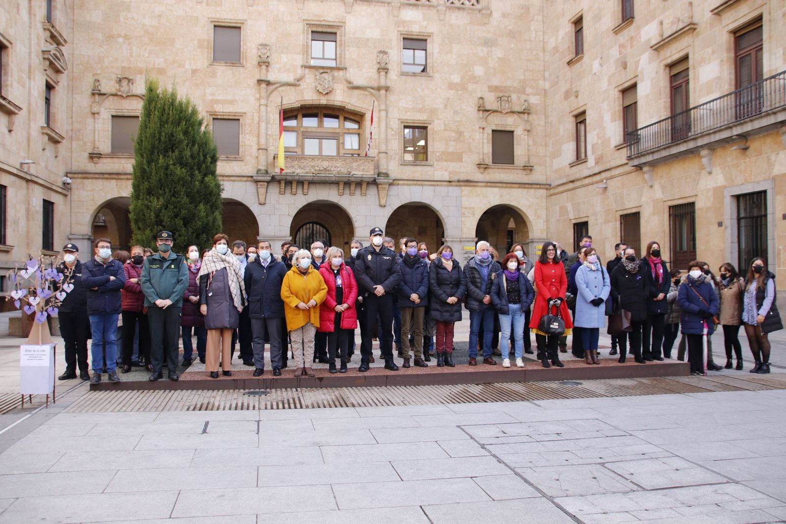 Minuto de silencio a las puertas de la subdelegación de Gobierno por el día de la Violencia de Género