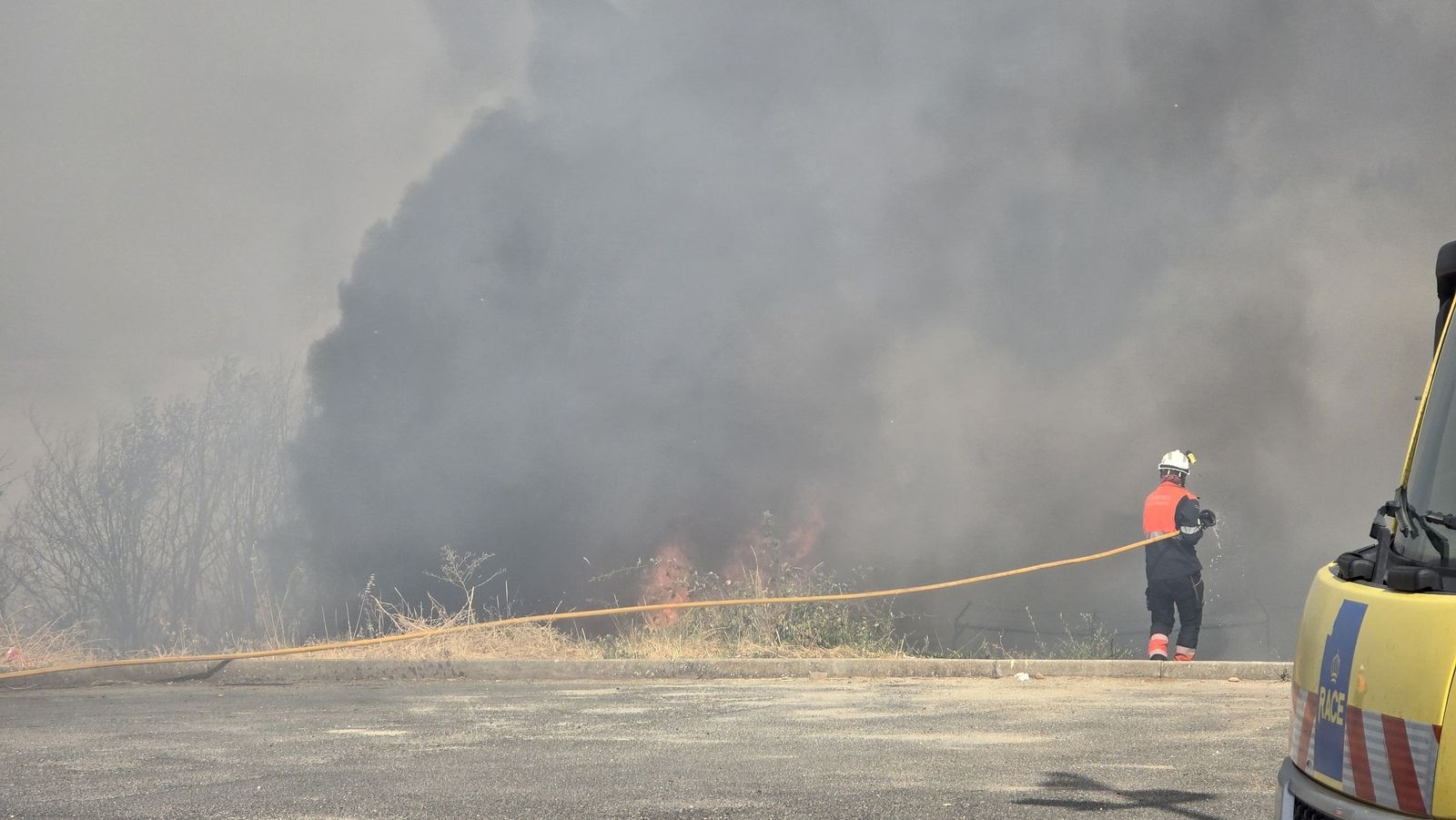 Los bomberos sofocan un gran incendio en el Polígono Industrial de Los Montalvos