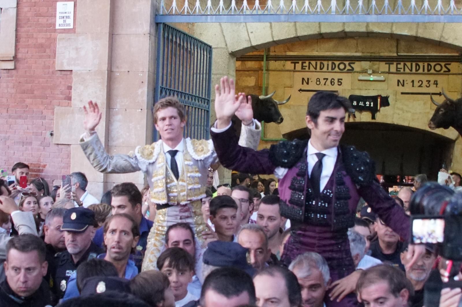 perera-y-borja-jimenez-salen-por-la-puerta-grande-en-la-glorieta-foto-juanes-3