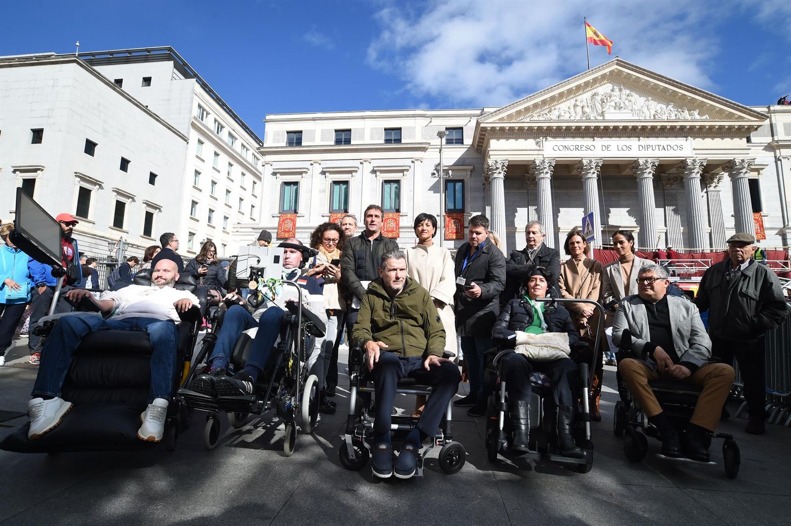 En la primera fila, el exfutbolista y portavoz de ConELA, Juan Carlos Unzué y en la segunda fila, el presidente de ConELA, Fernando Martín, en la presentación de la nueva Proposición de Ley. Foto EP
