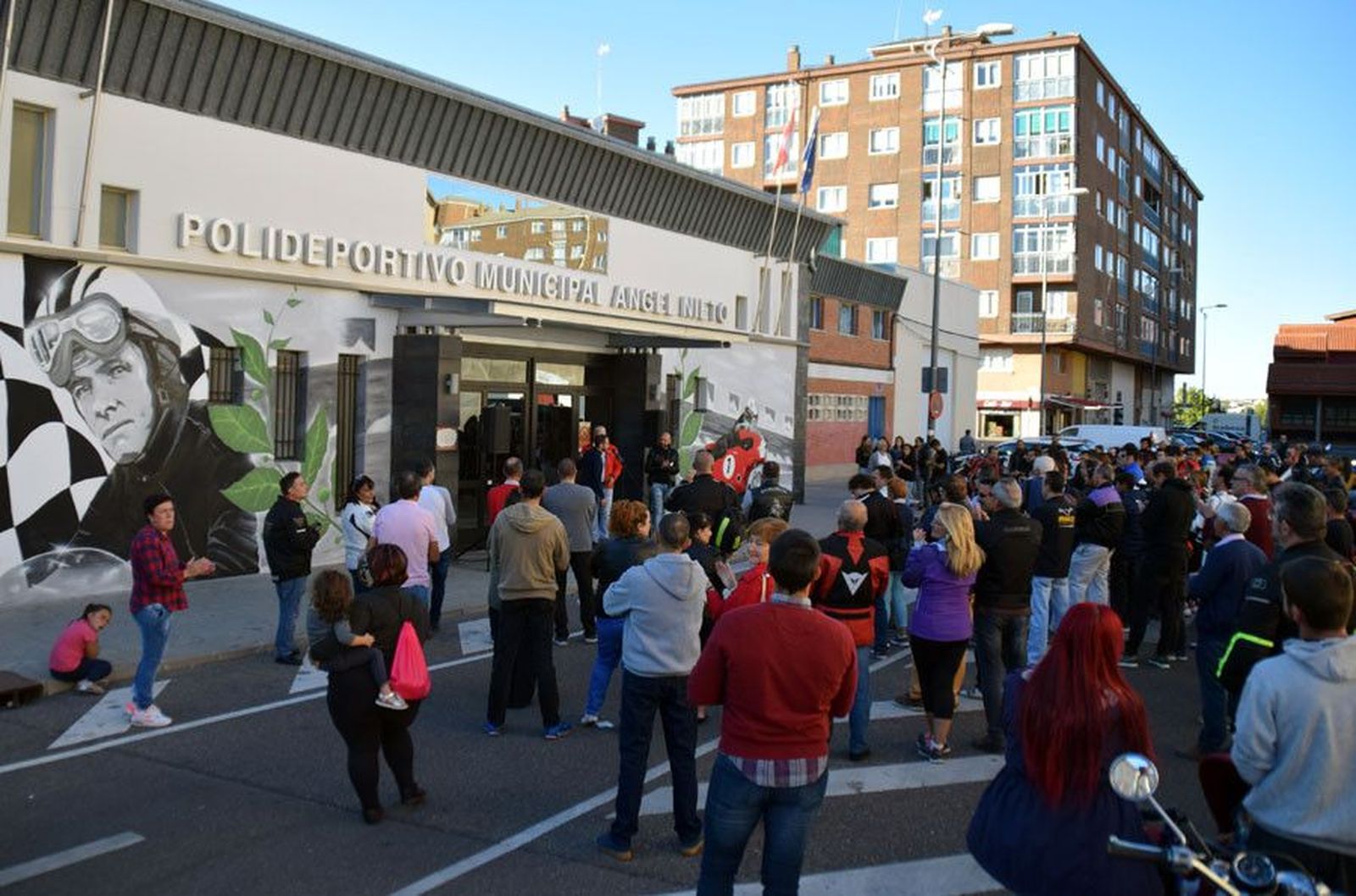 Inauguracion mural angel nieto puerta